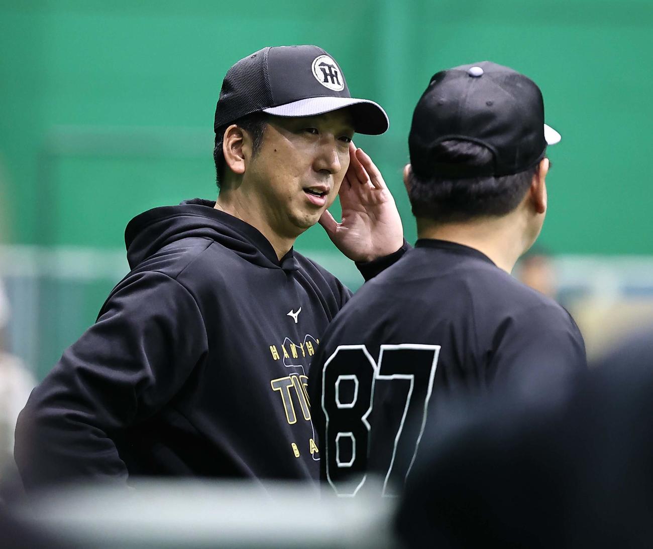阪神対中日　野村コーチ（右）と話をする藤川監督（撮影・上田博志）