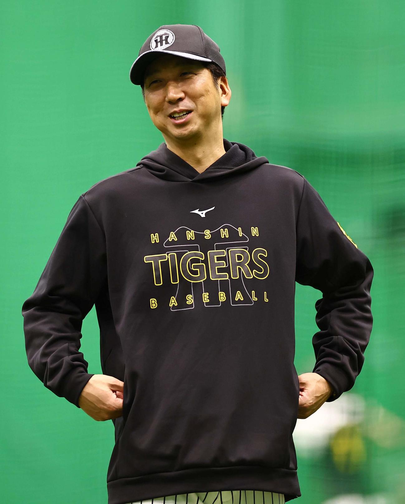 阪神対中日　笑顔を見せながら練習を見守る藤川監督（撮影・上田博志）