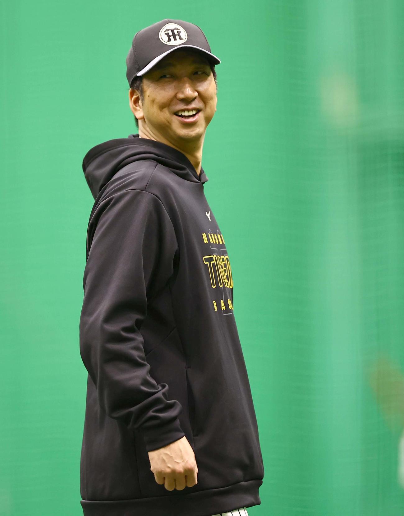阪神対中日　笑顔を見せながら練習を見守る藤川監督（撮影・上田博志）