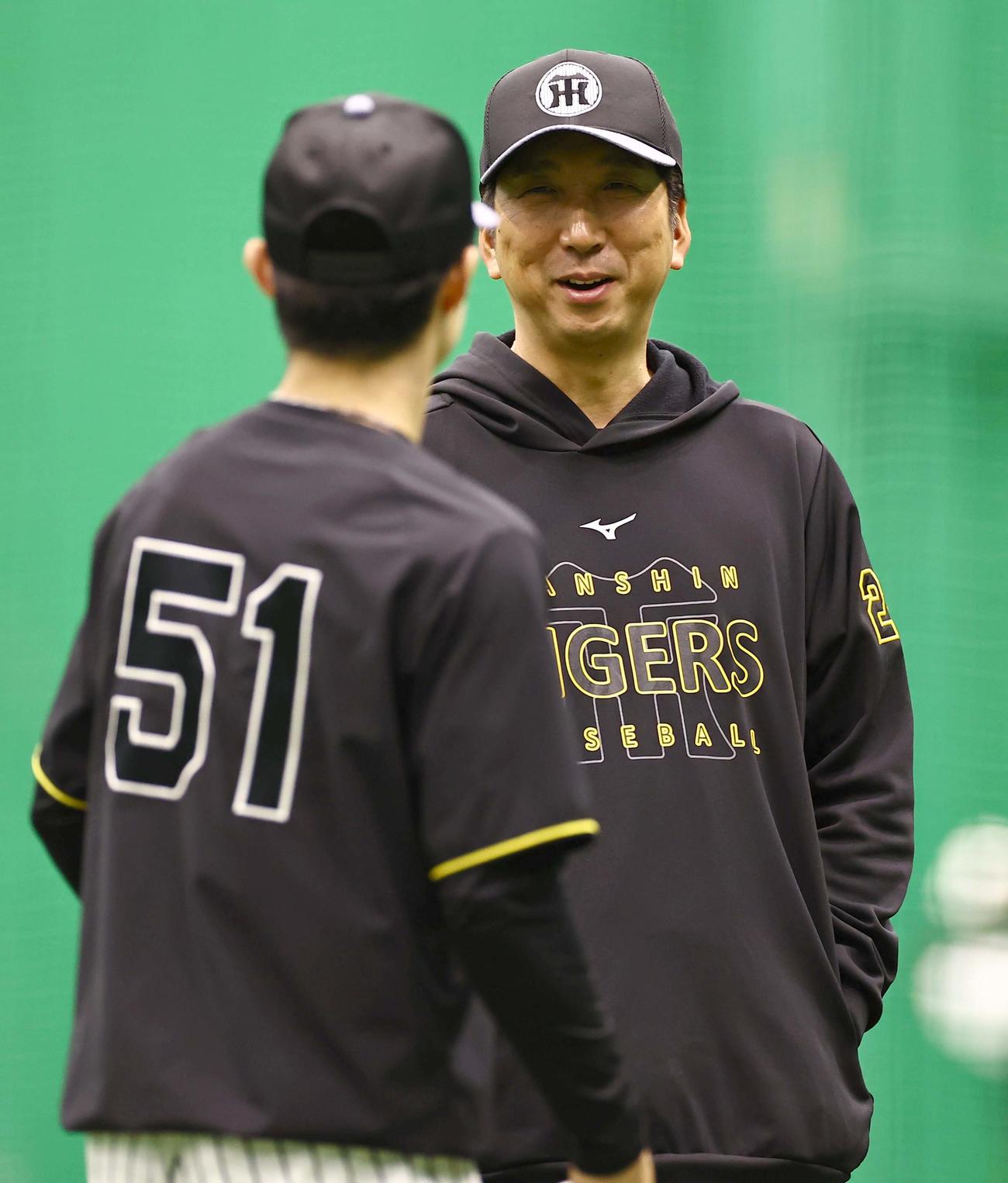 阪神対中日　中野（左）と話をする藤川監督（撮影・上田博志）