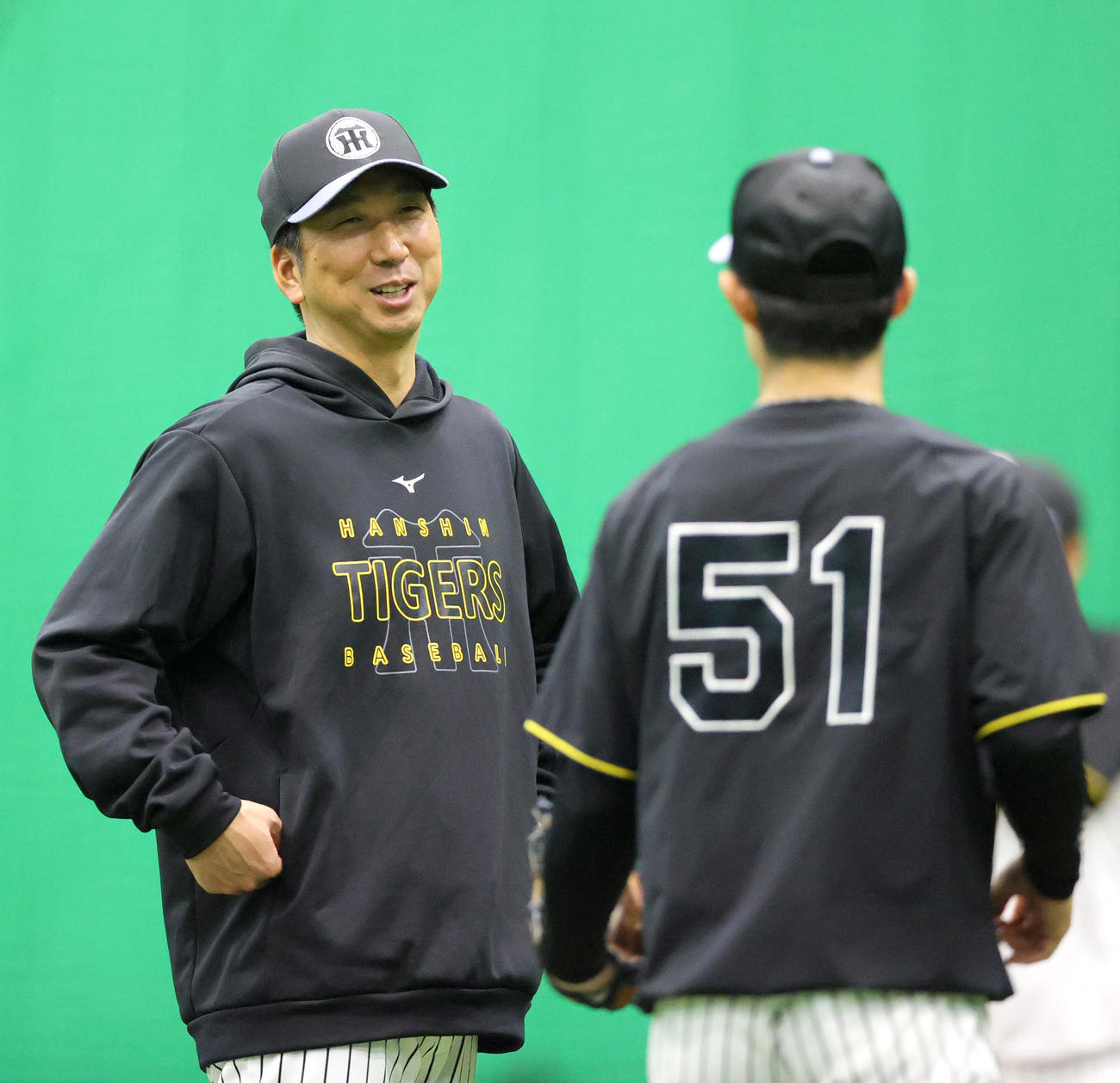 室内で阪神中野（右）と話す藤川監督（撮影・上山淳一）