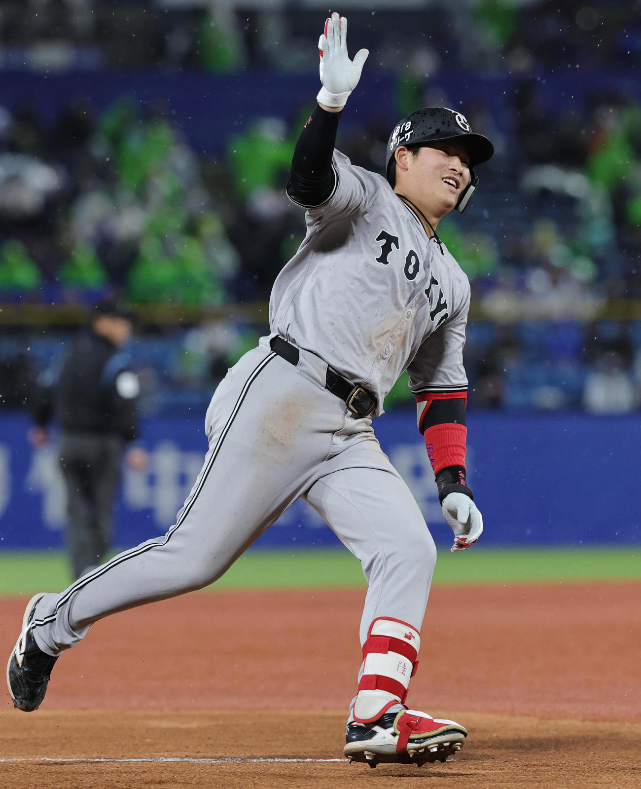 ヤクルト対巨人　4回表巨人1死、左越え本塁打を放ち喜ぶ増田陸（撮影・野上伸悟）