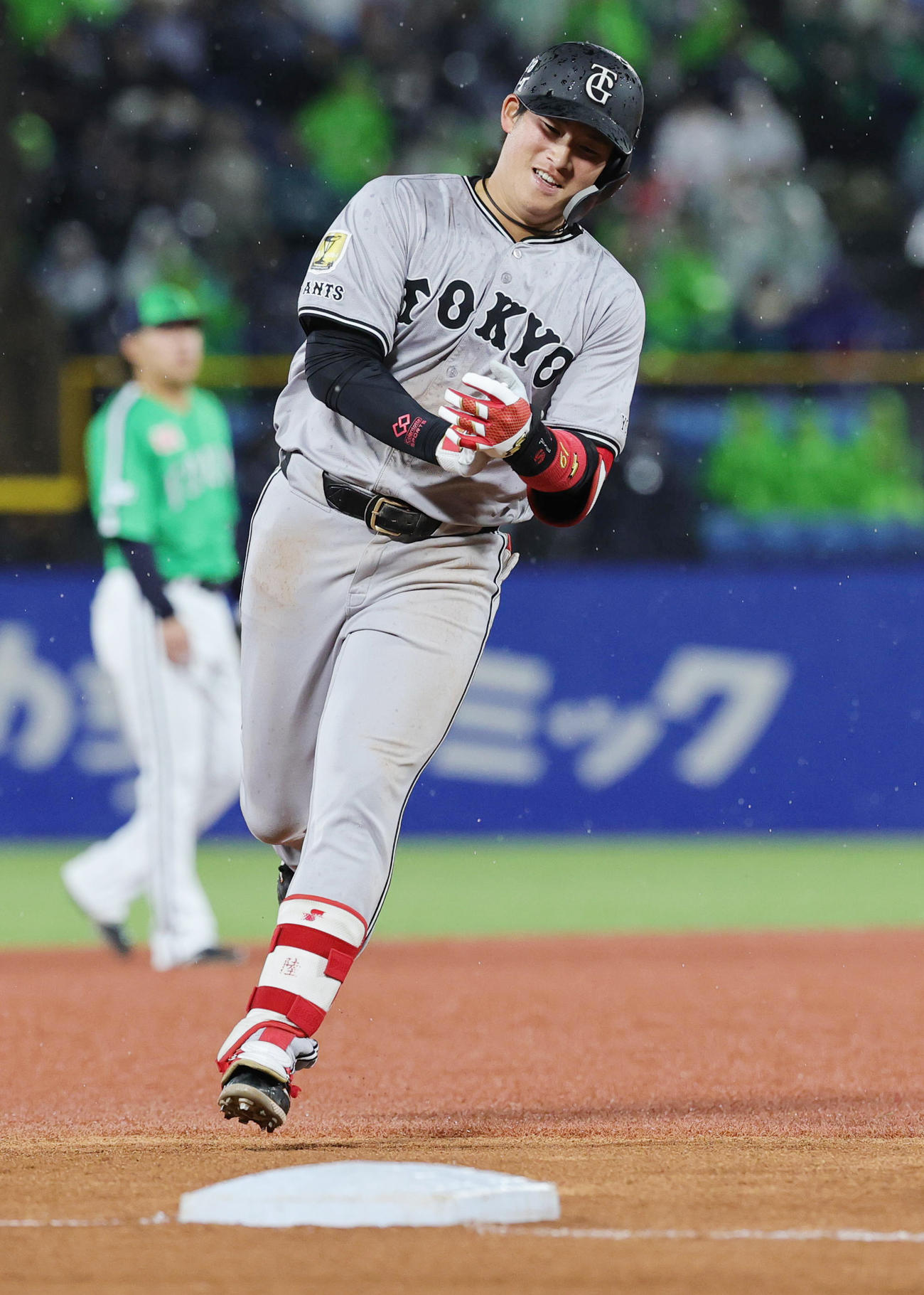 ヤクルト対巨人　4回表巨人1死、左越え本塁打を放ち喜ぶ増田陸（撮影・野上伸悟）