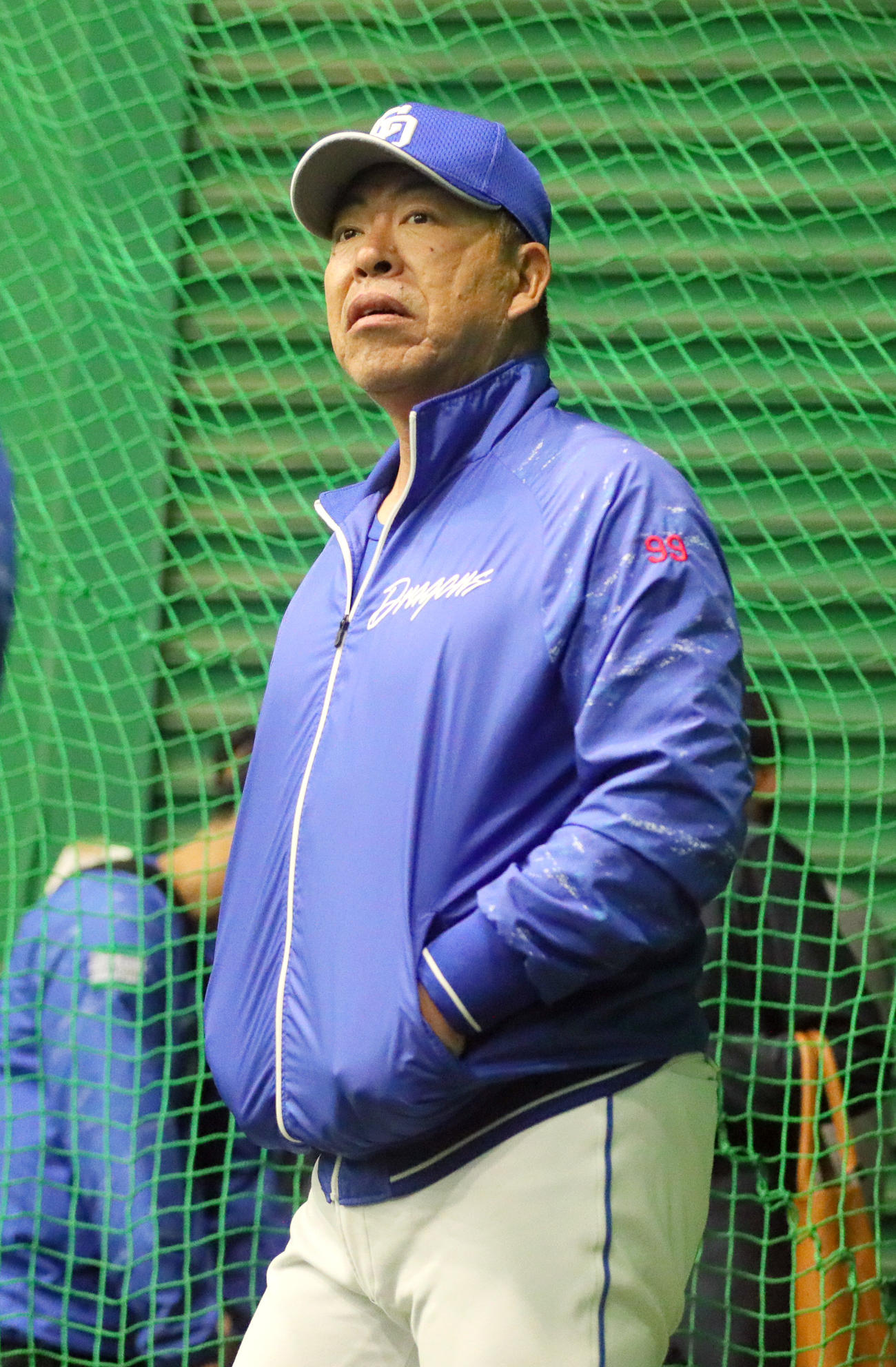 阪神対中日　室内を確認する中日井上監督（撮影・上山淳一）