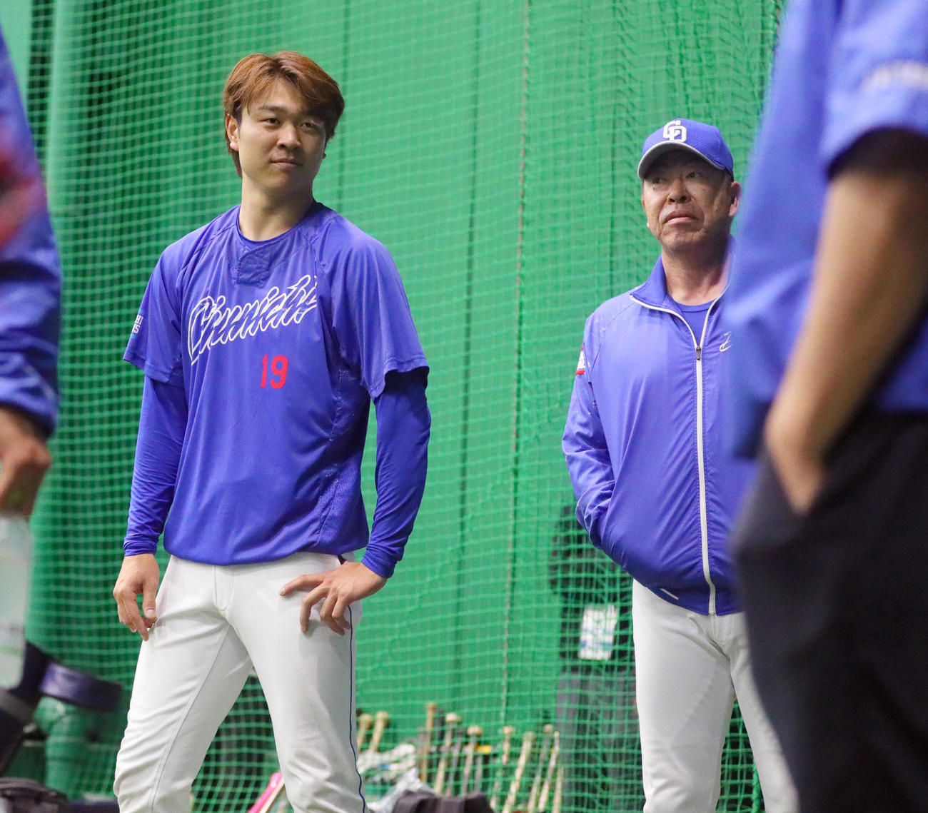 阪神対中日　室内でトレーニングするする中日高橋宏。右は井上監督（撮影・上山淳一）