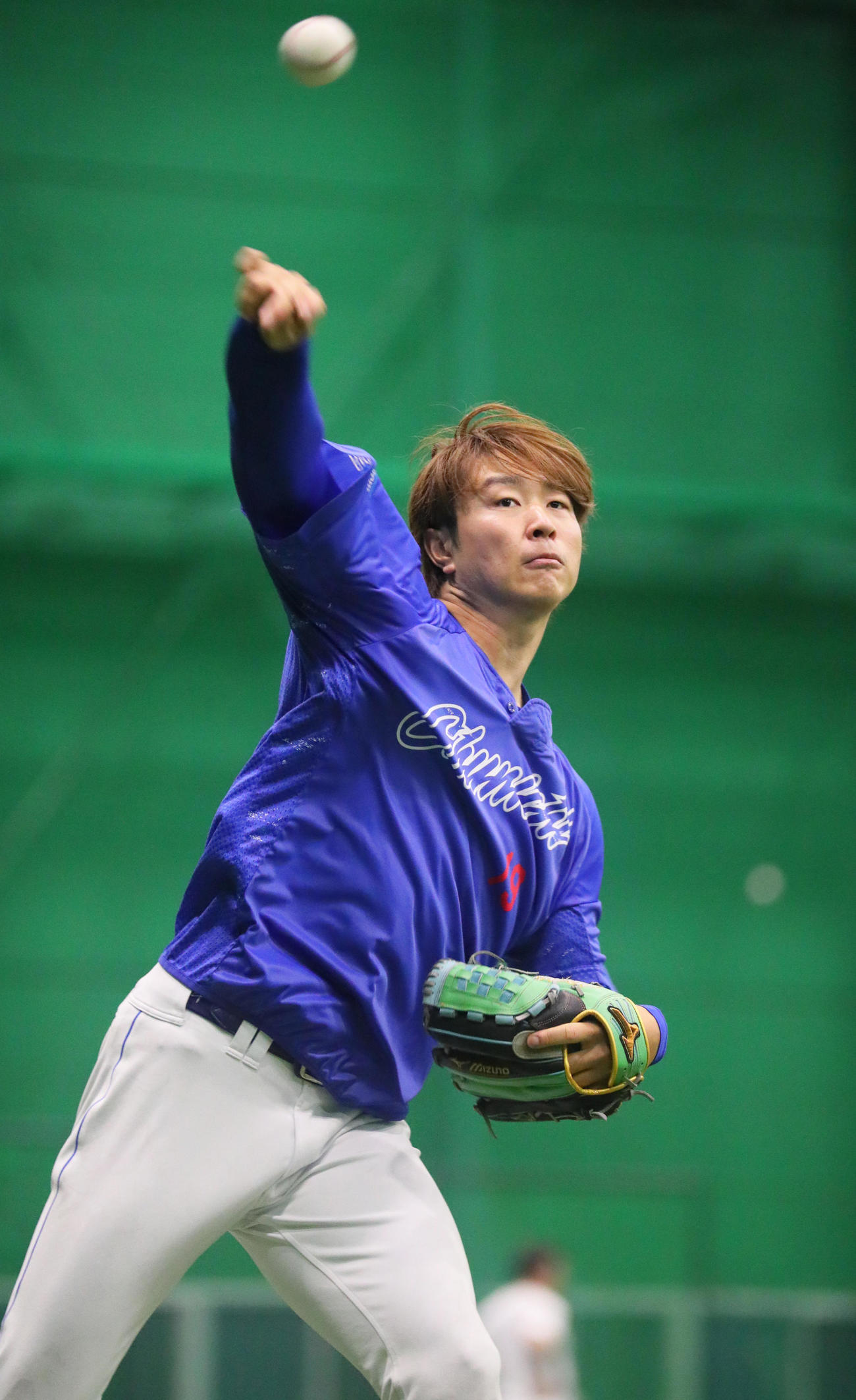 阪神対中日　室内でキャッチボールする中日高橋宏（撮影・上山淳一）
