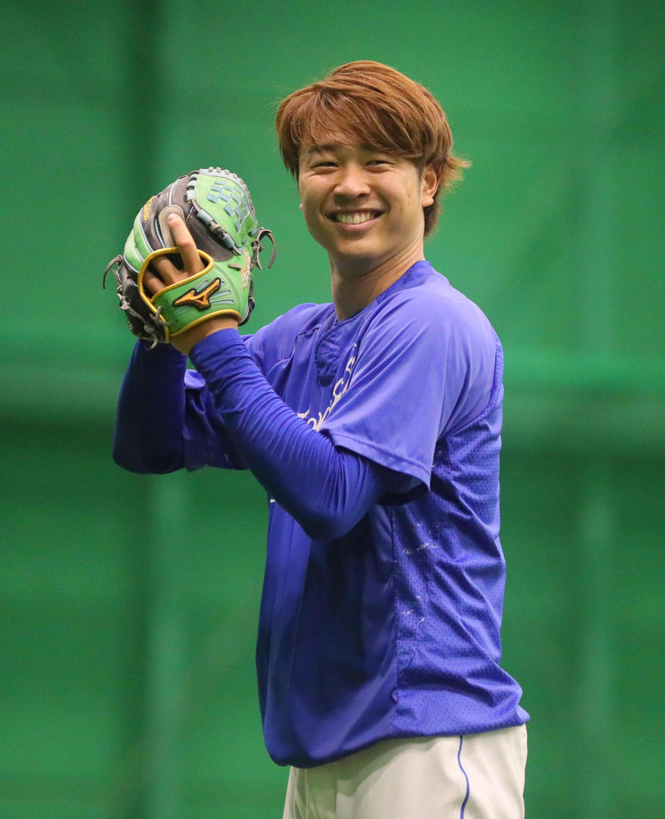 阪神対中日　中日高橋宏は室内でリラックスした表情を見せる（撮影・上山淳一）