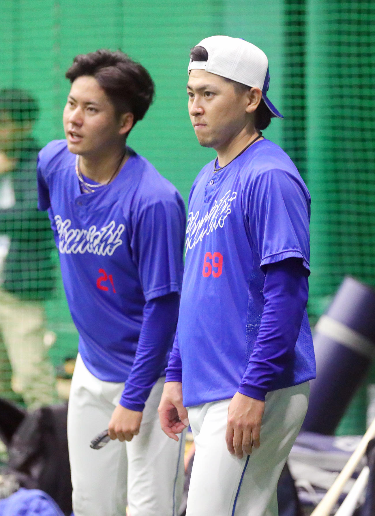 阪神対中日　室内でトレーニングする中日三浦（手前）と金丸（撮影・上山淳一）