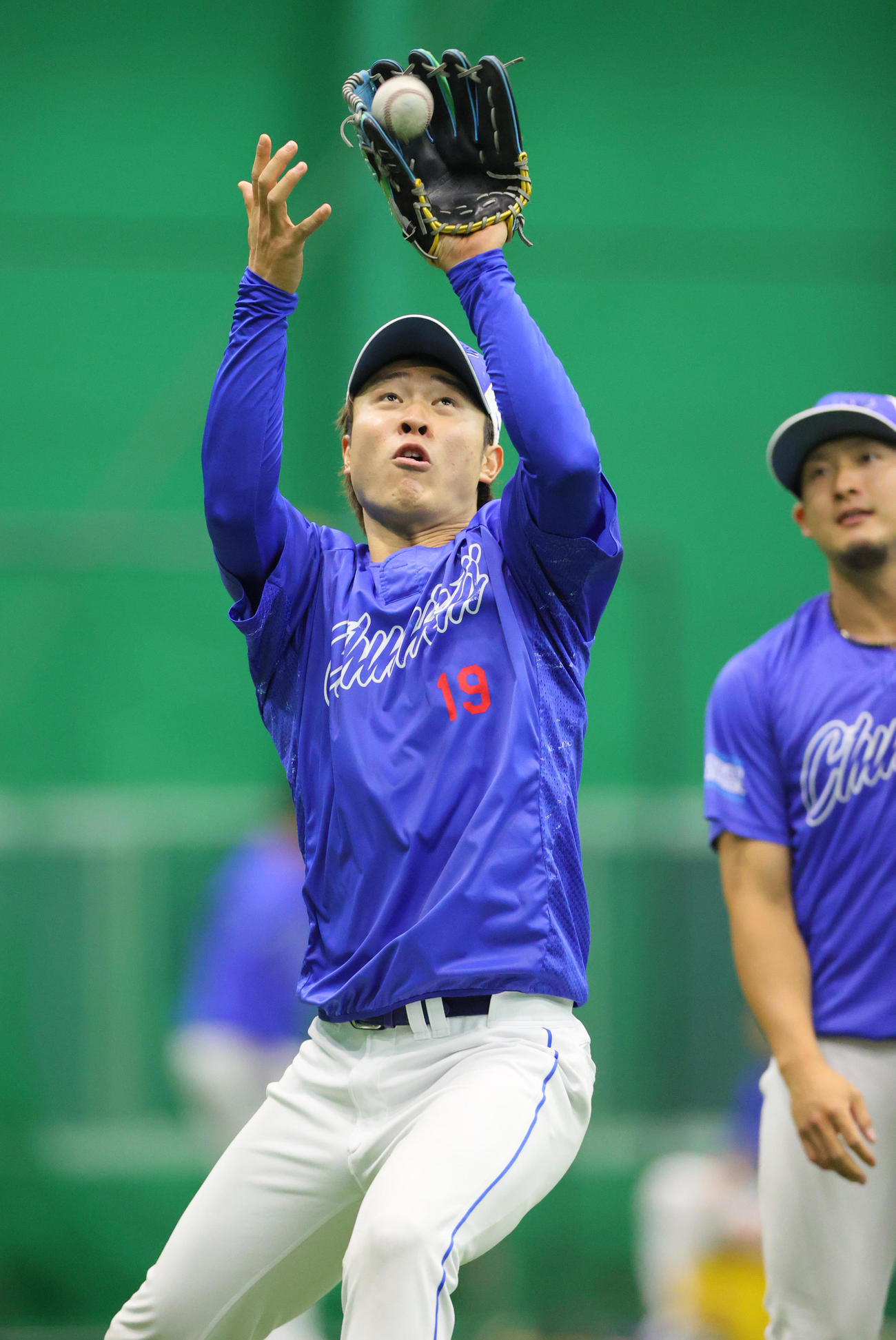 阪神対中日　室内でノックを受ける中日高橋宏（撮影・上山淳一）