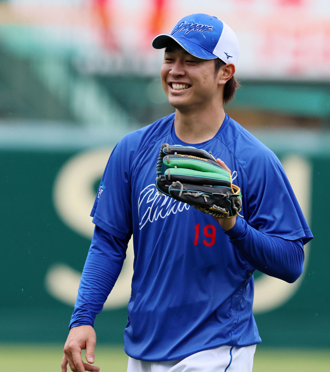 阪神対中日　外野でキャッチボールを終え笑顔を見せる中日高橋宏（撮影・加藤哉）