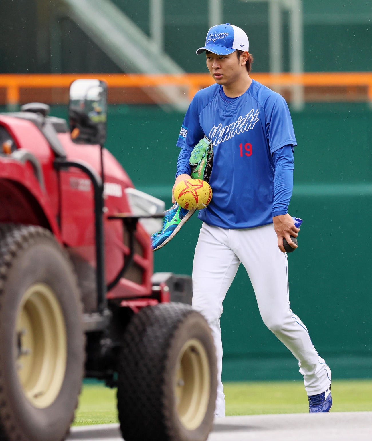 阪神対中日　グラウンドを移動する中日高橋宏（撮影・加藤哉）