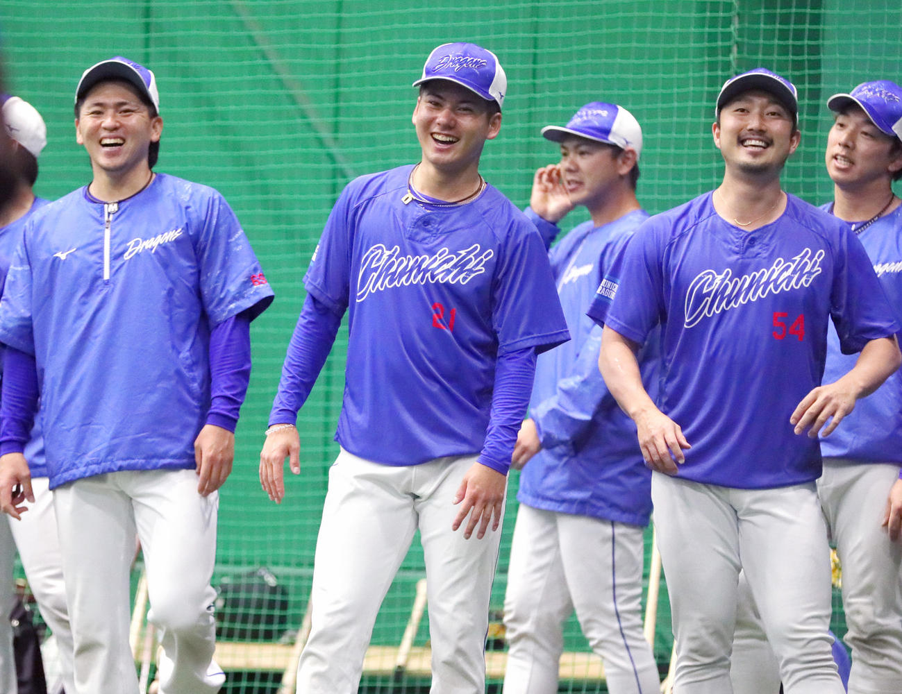 阪神対中日　室内でリラックスした表情でトレーニングする中日金丸（左から2人目）ら（撮影・上山淳一）