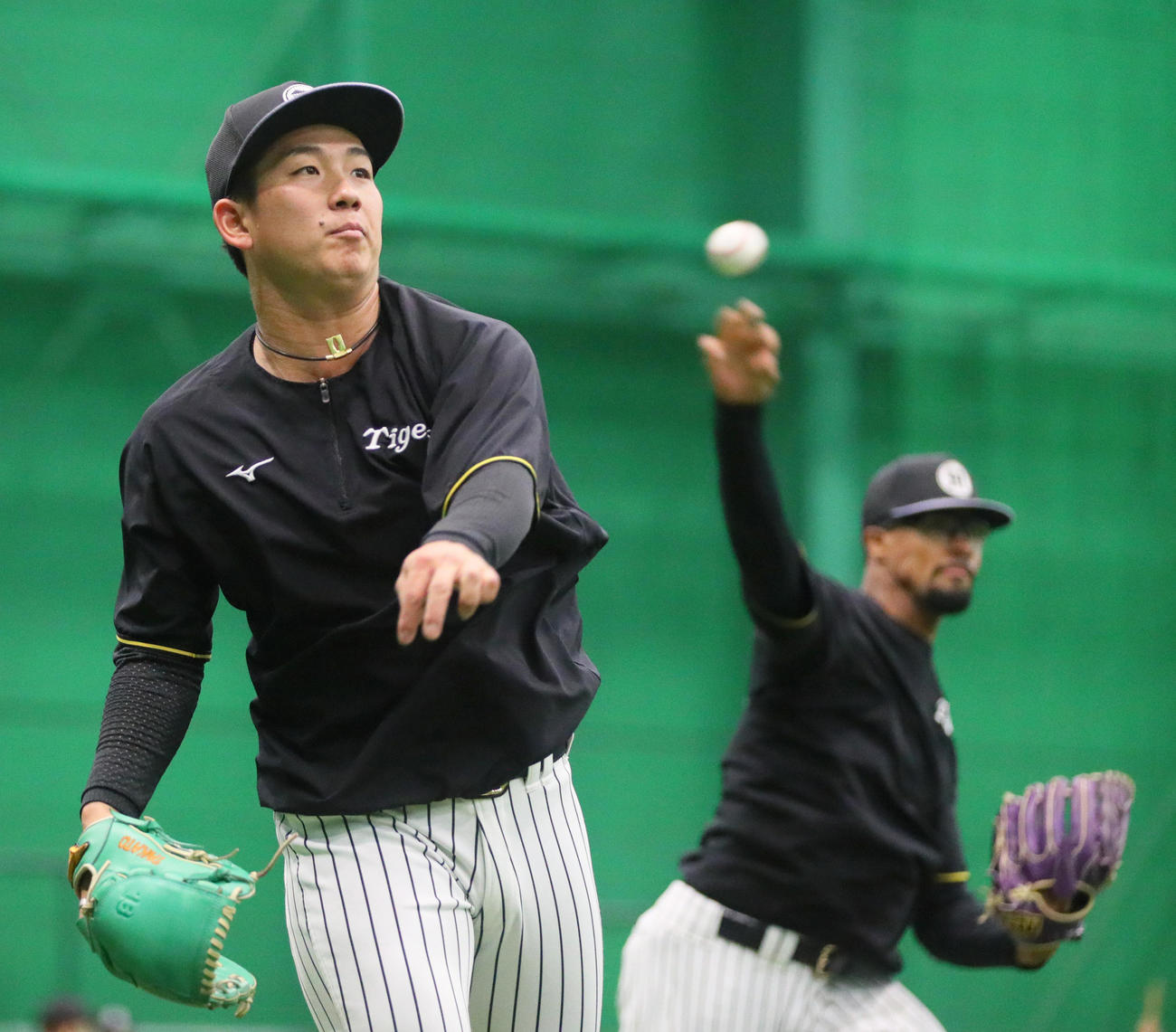 阪神対中日　室内でキャッチボールする阪神伊原（手前）とデュプランティエ（撮影・上山淳一）
