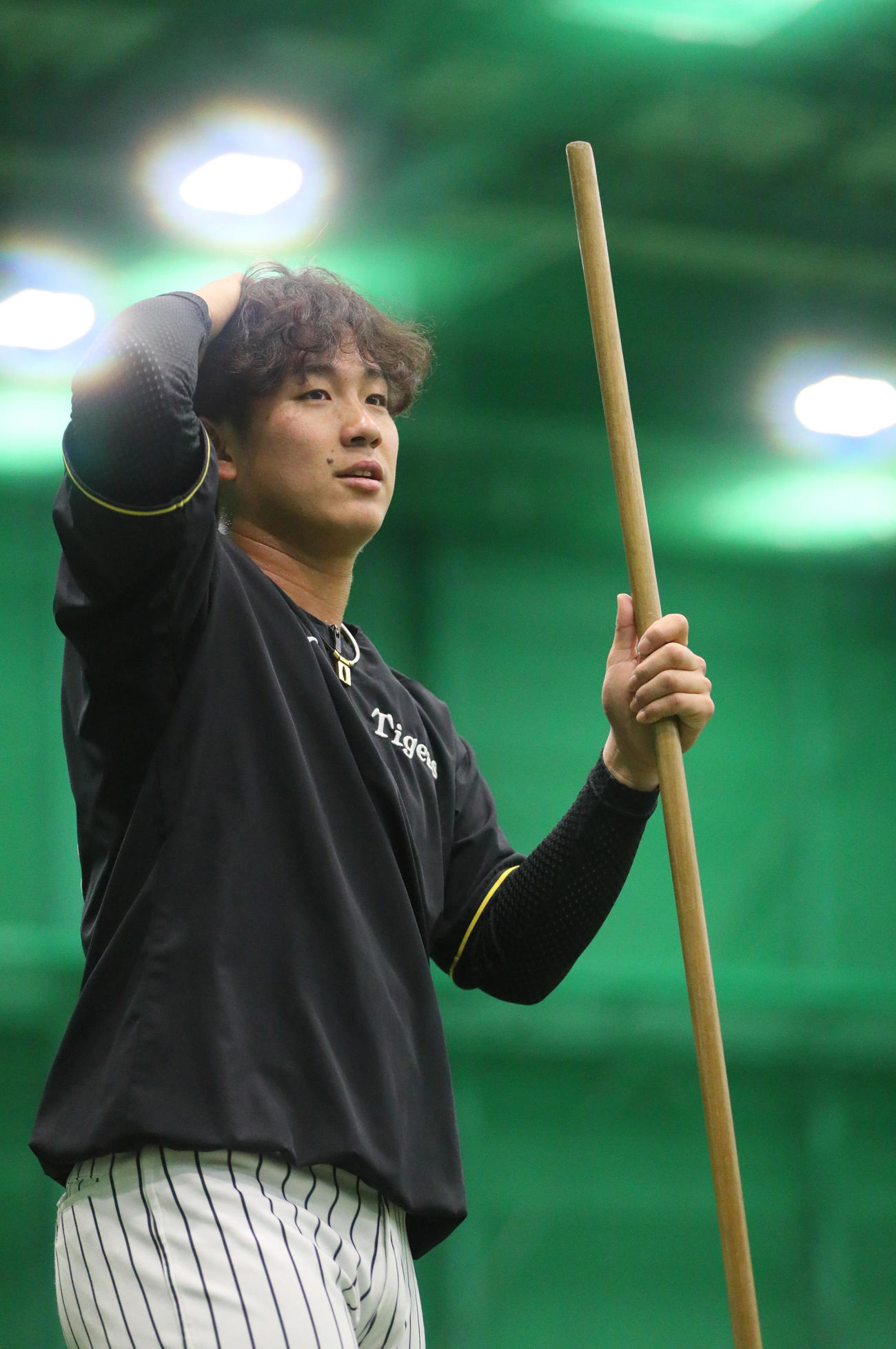 阪神対中日　室内でトレーニングする阪神伊原（撮影・上山淳一）