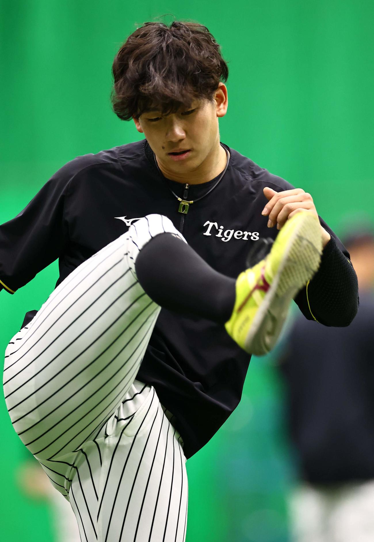 阪神対中日　ウオーミングアップをする伊原（撮影・上田博志）