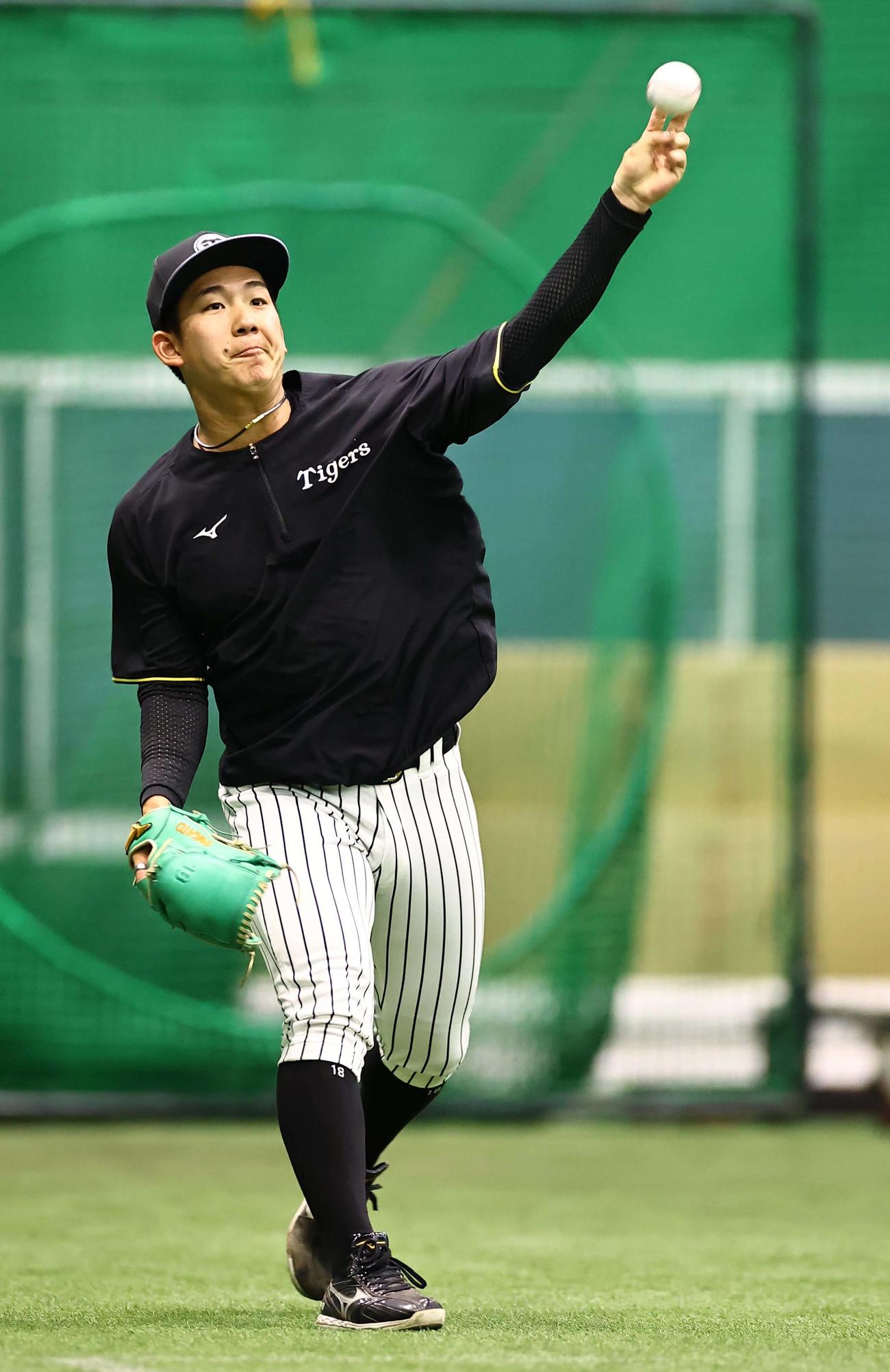 阪神対中日　キャッチボールをする伊原（撮影・上田博志）