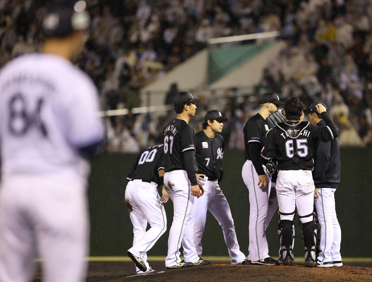 西武対ロッテ　7回裏、マウンドに集まるロッテナイン（撮影・河田真司）