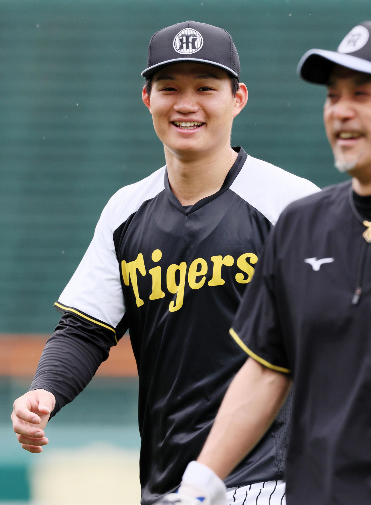 阪神対中日　ノックを終え笑顔を見せる森下（撮影・加藤哉）