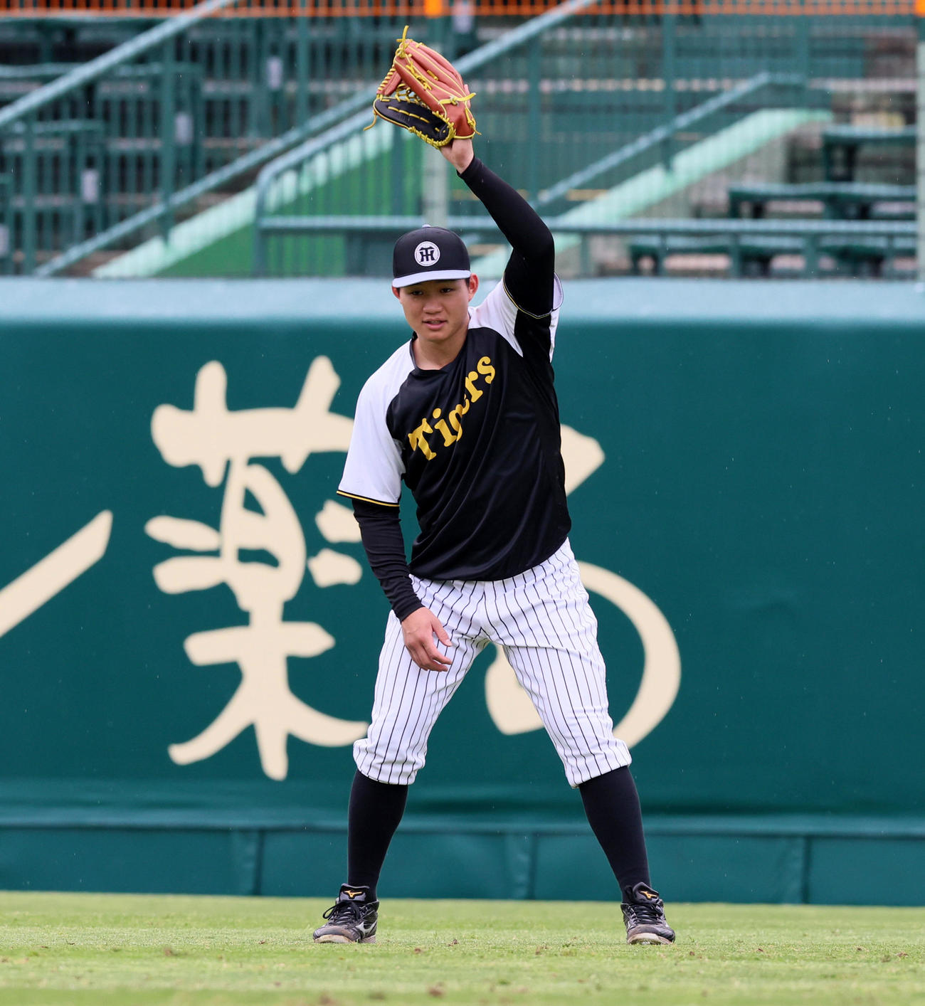 阪神対中日　外野でノックを受ける森下（撮影・加藤哉）