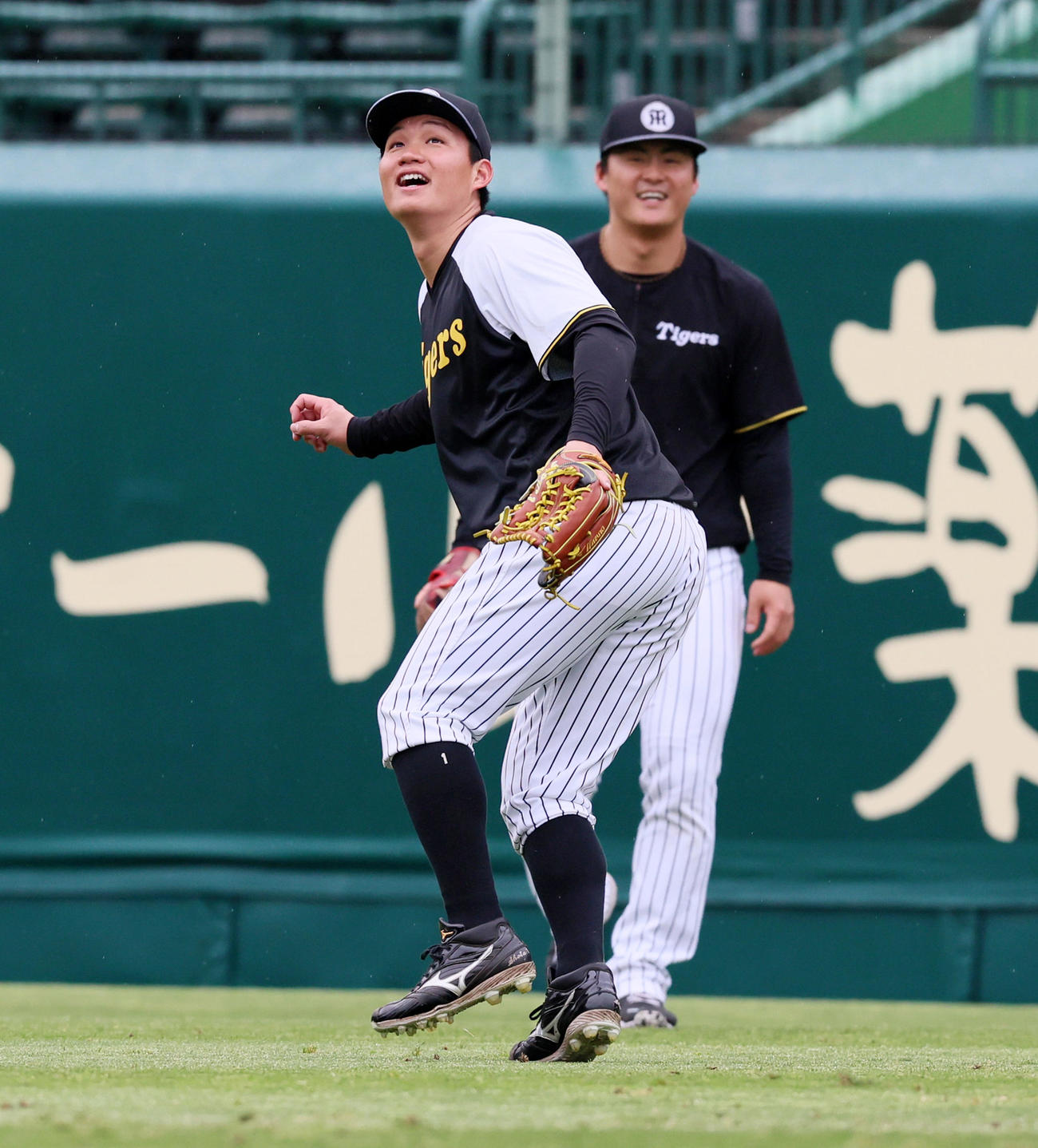 阪神対中日　外野でノックを受ける森下。右は前川（撮影・加藤哉）