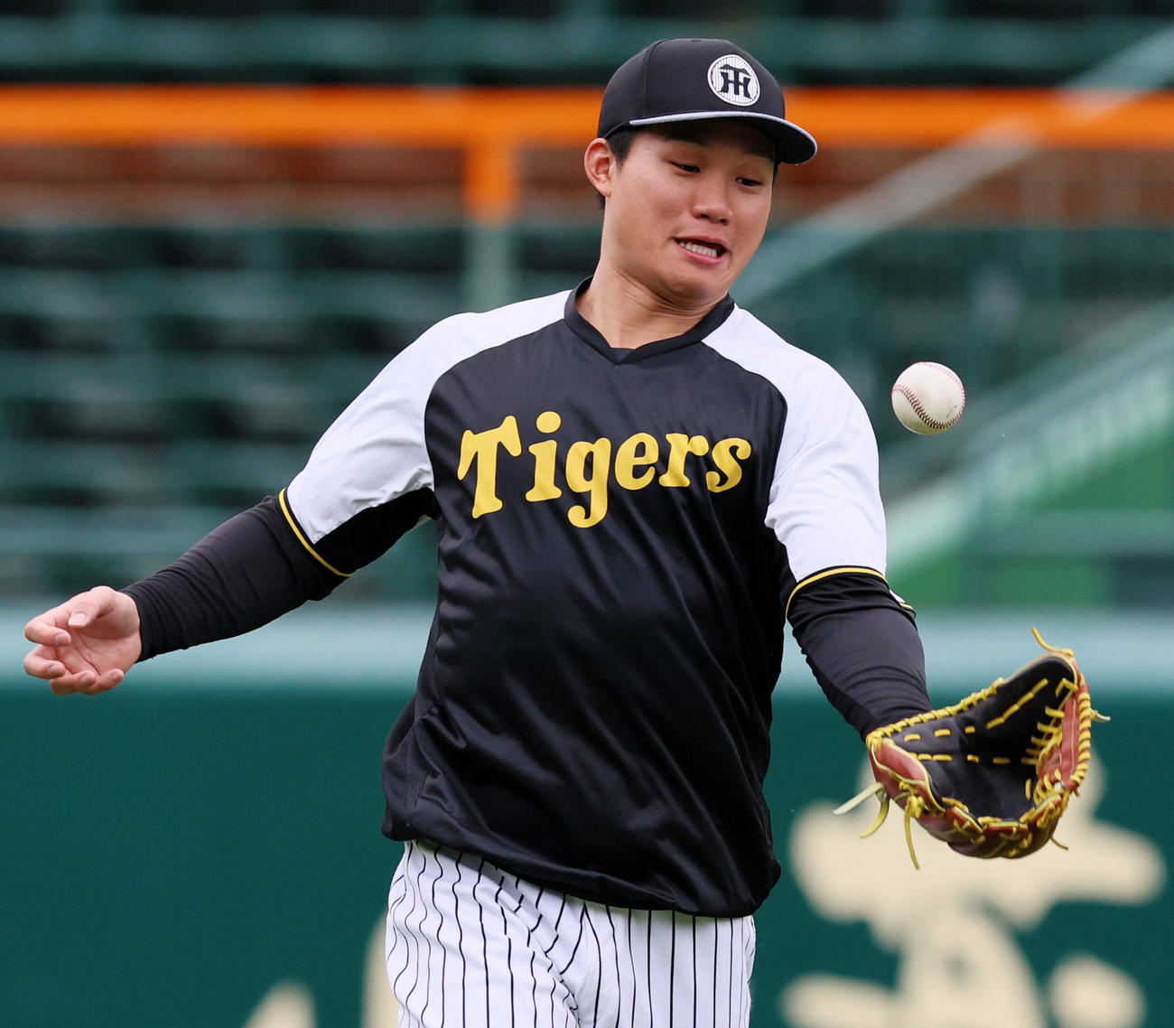 外野でノックを受ける阪神森下（撮影・加藤哉）