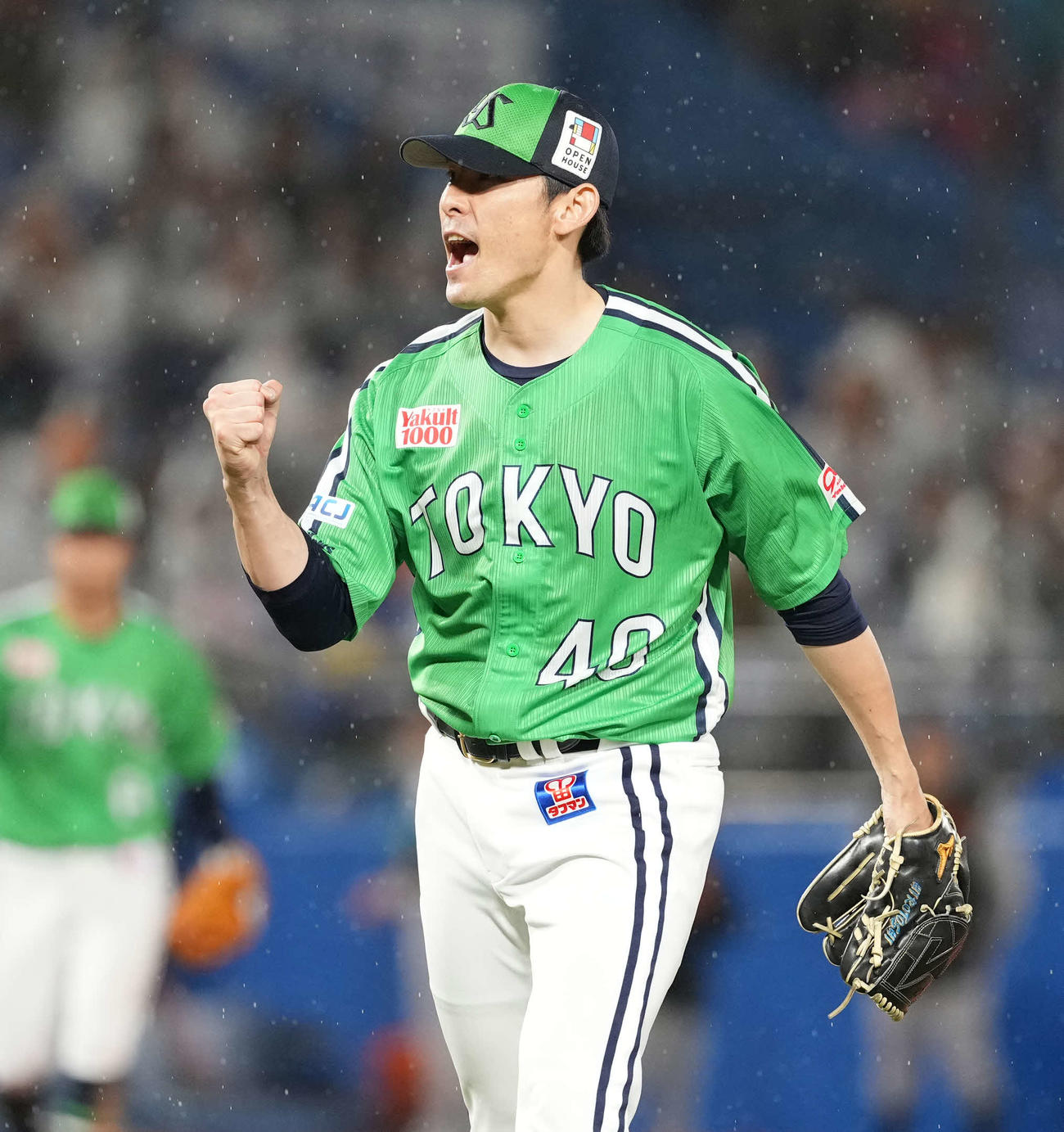 ヤクルト対巨人　7回のピンチを切り抜け雄たけびを上げるヤクルト高梨（撮影・井上学)