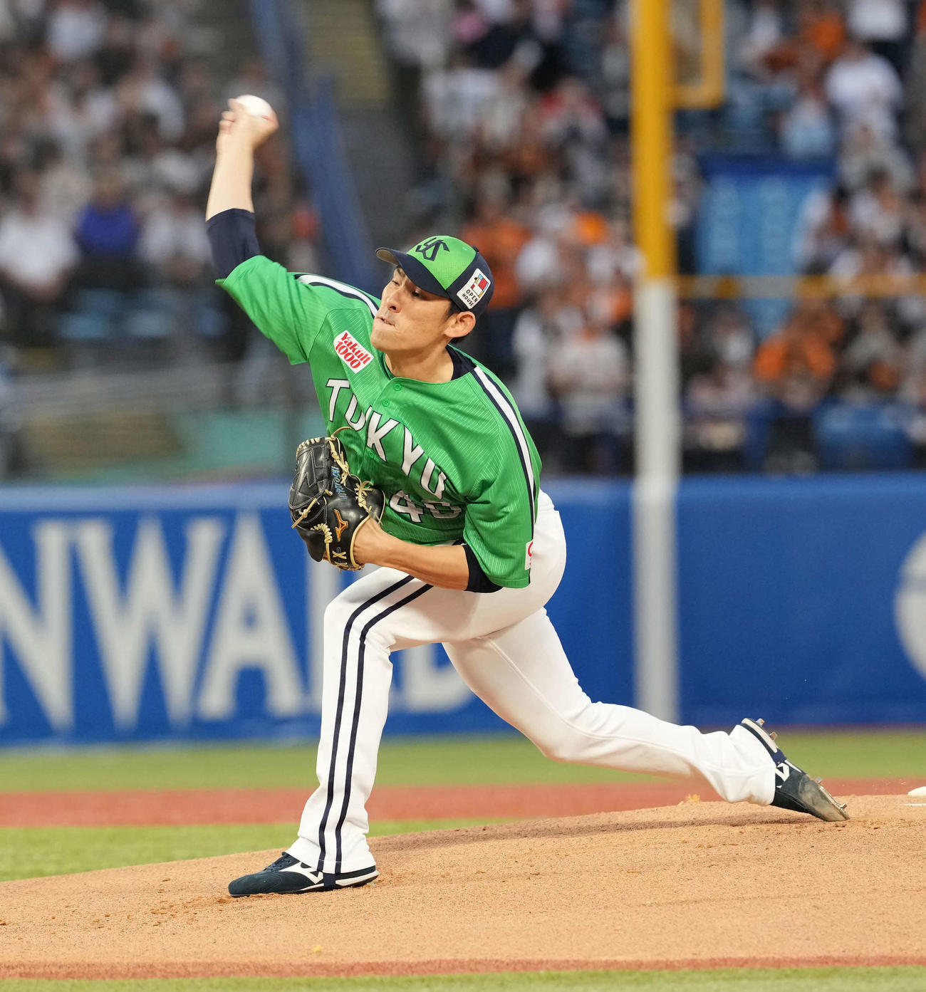 ヤクルト対巨人　力投するヤクルト先発の高梨（撮影・井上学)