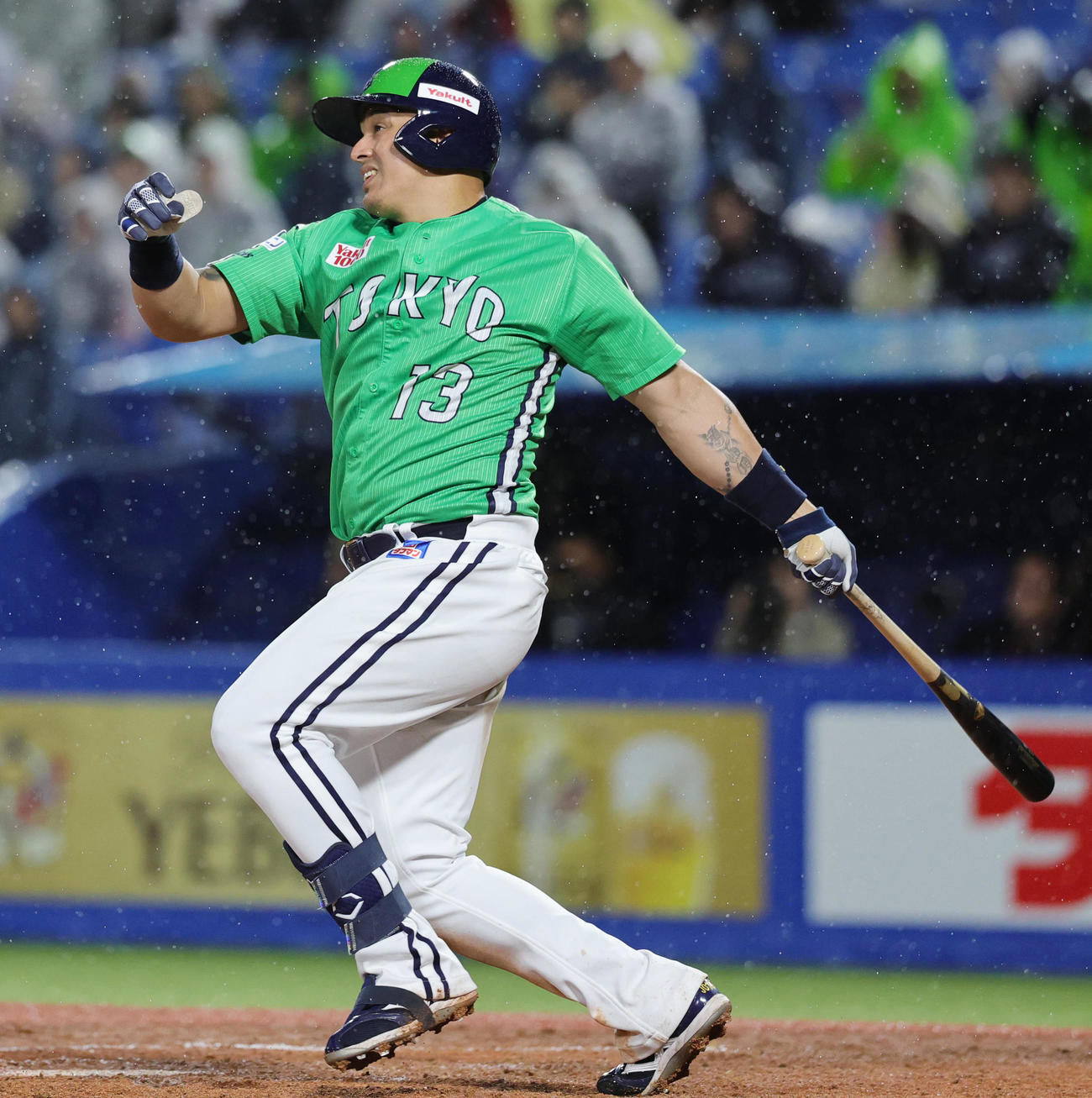 ヤクルト対巨人　7回裏ヤクルト無死、左越え本塁打を放つオスナ（撮影・野上伸悟）