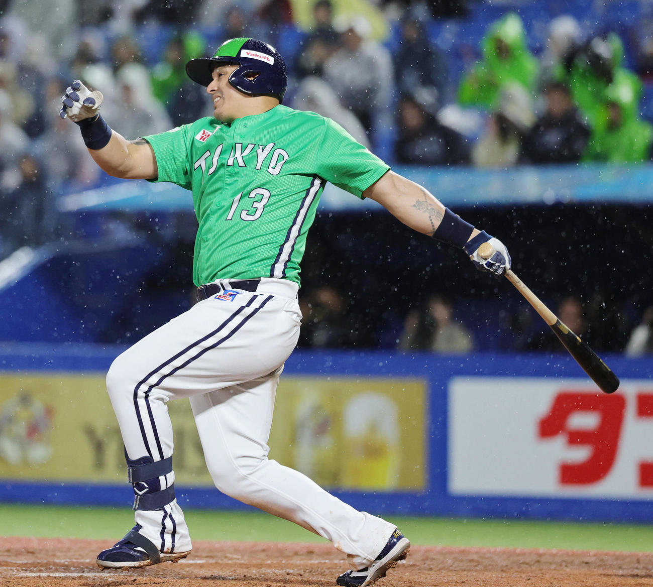 ヤクルト対巨人　7回裏ヤクルト無死、左越え本塁打を放つオスナ（撮影・野上伸悟）