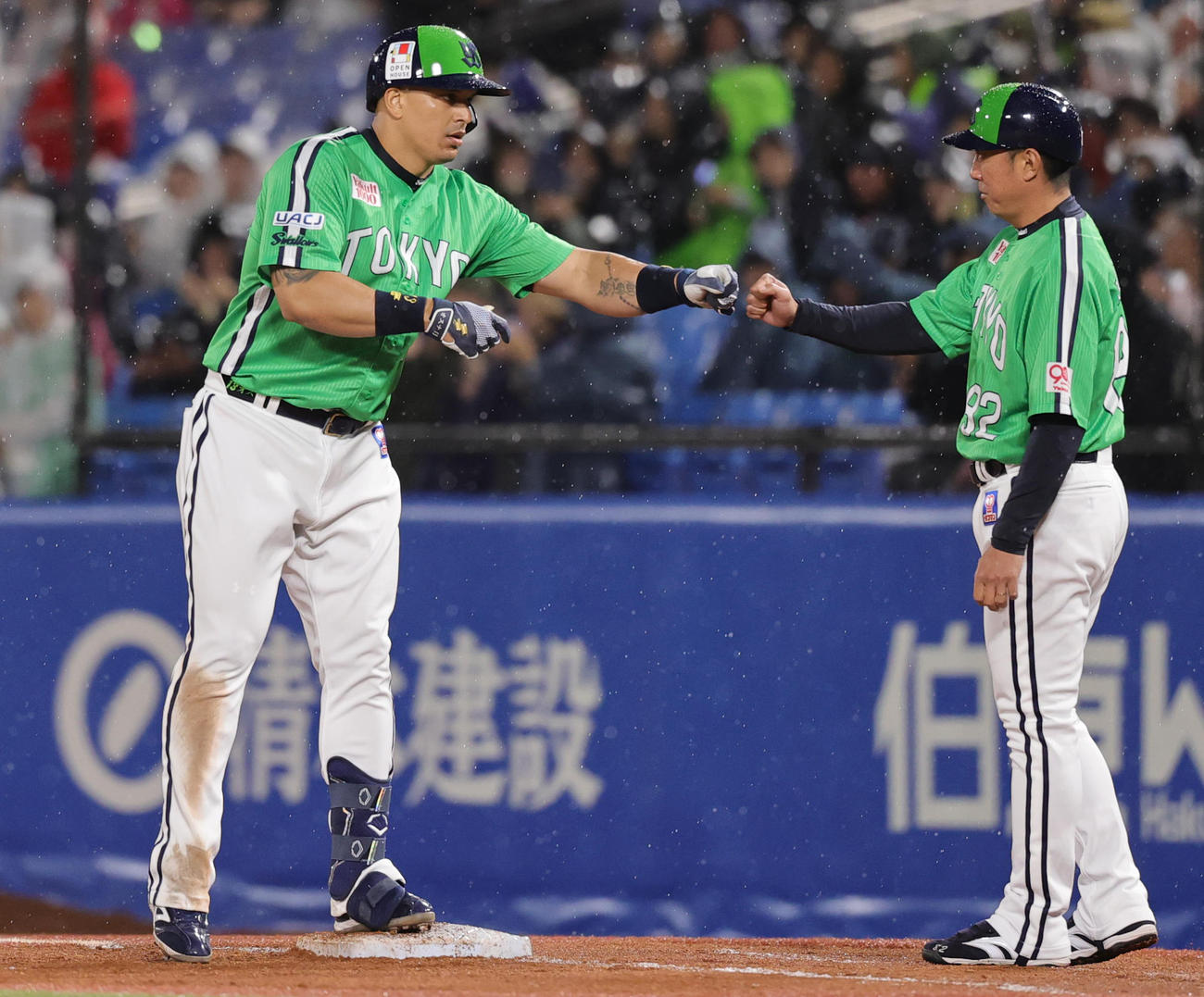 ヤクルト対巨人　4回裏ヤクルト1死満塁、左前適時打を放ち喜ぶオスナ（撮影・野上伸悟）