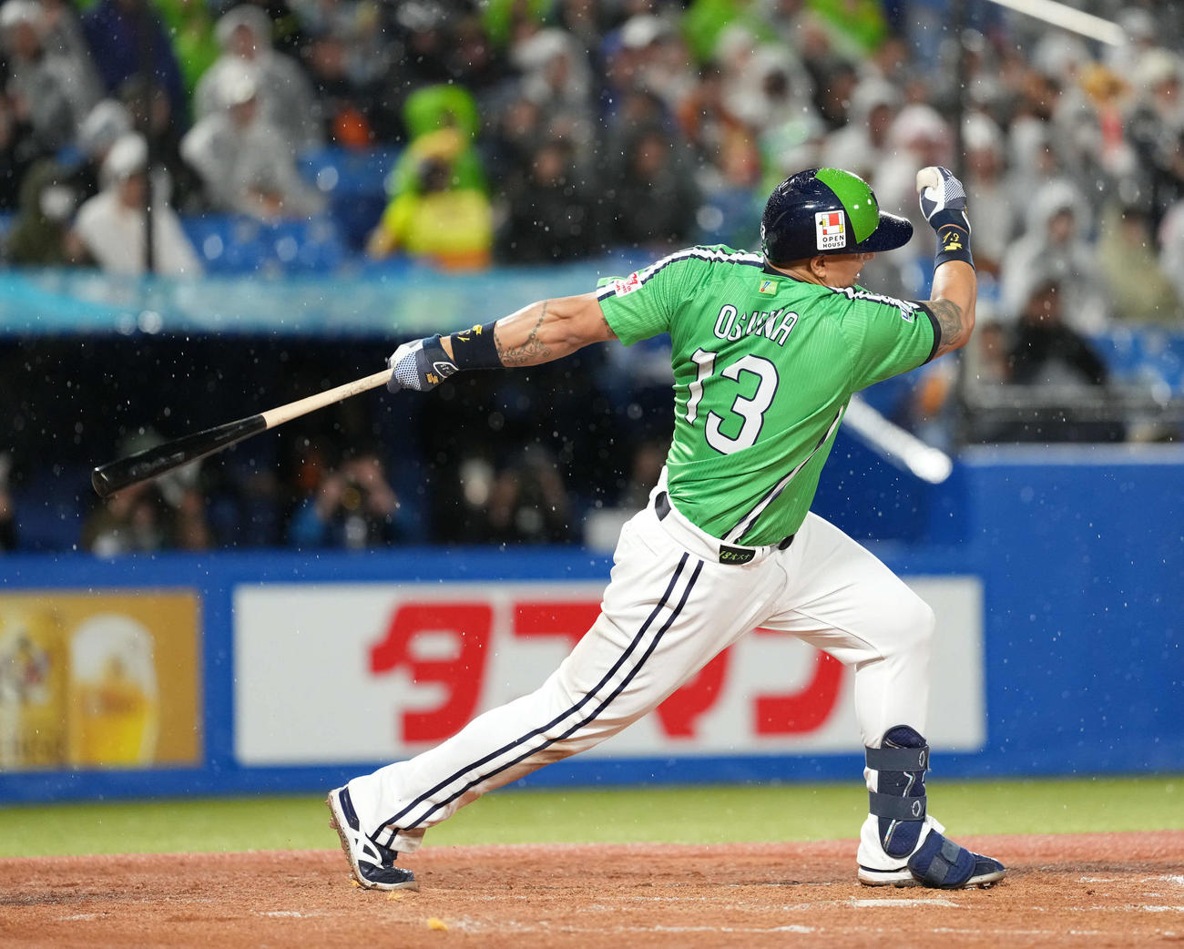 ヤクルト対巨人　4回裏ヤクルト1死満塁、左前適時打を放つオスナ（撮影・井上学)