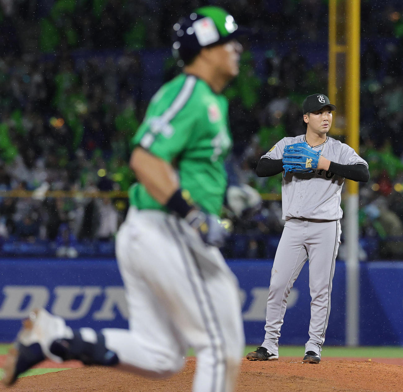 ヤクルト対巨人　7回裏ヤクルト無死、オスナに左越え本塁打を許す船迫（撮影・野上伸悟）