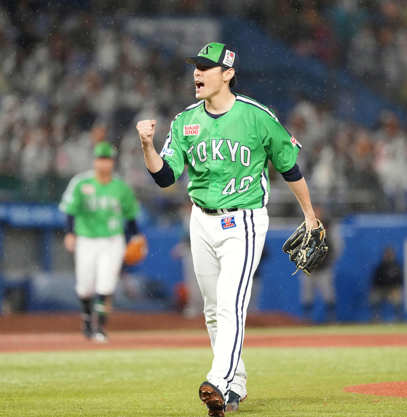 ヤクルト対巨人　7回のピンチを切り抜け雄たけびを上げるヤクルト高梨（撮影・井上学)