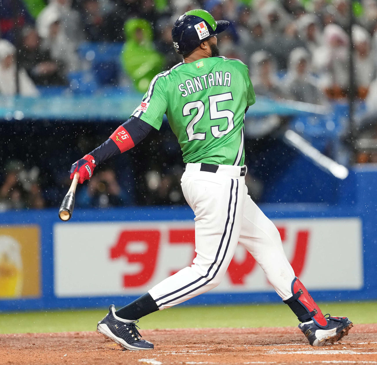 ヤクルト対巨人　6回裏ヤクルト1死二塁、適時打を放つサンタナ（撮影・井上学)
