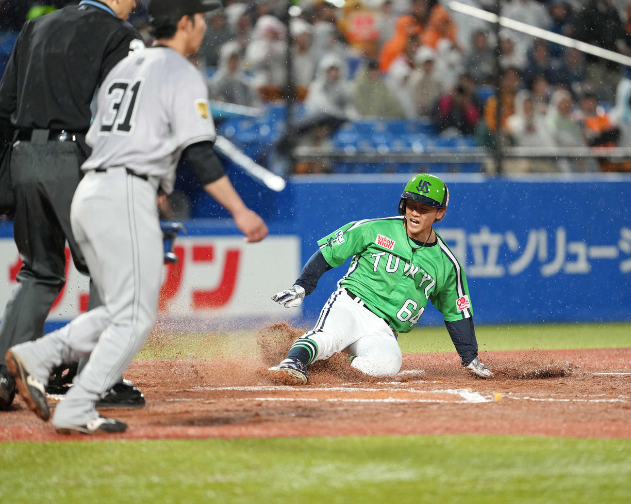 ヤクルト対巨人　6回裏ヤクルト1死二塁、サンタナの適時打生還した岩田。手前は赤星（撮影・井上学)