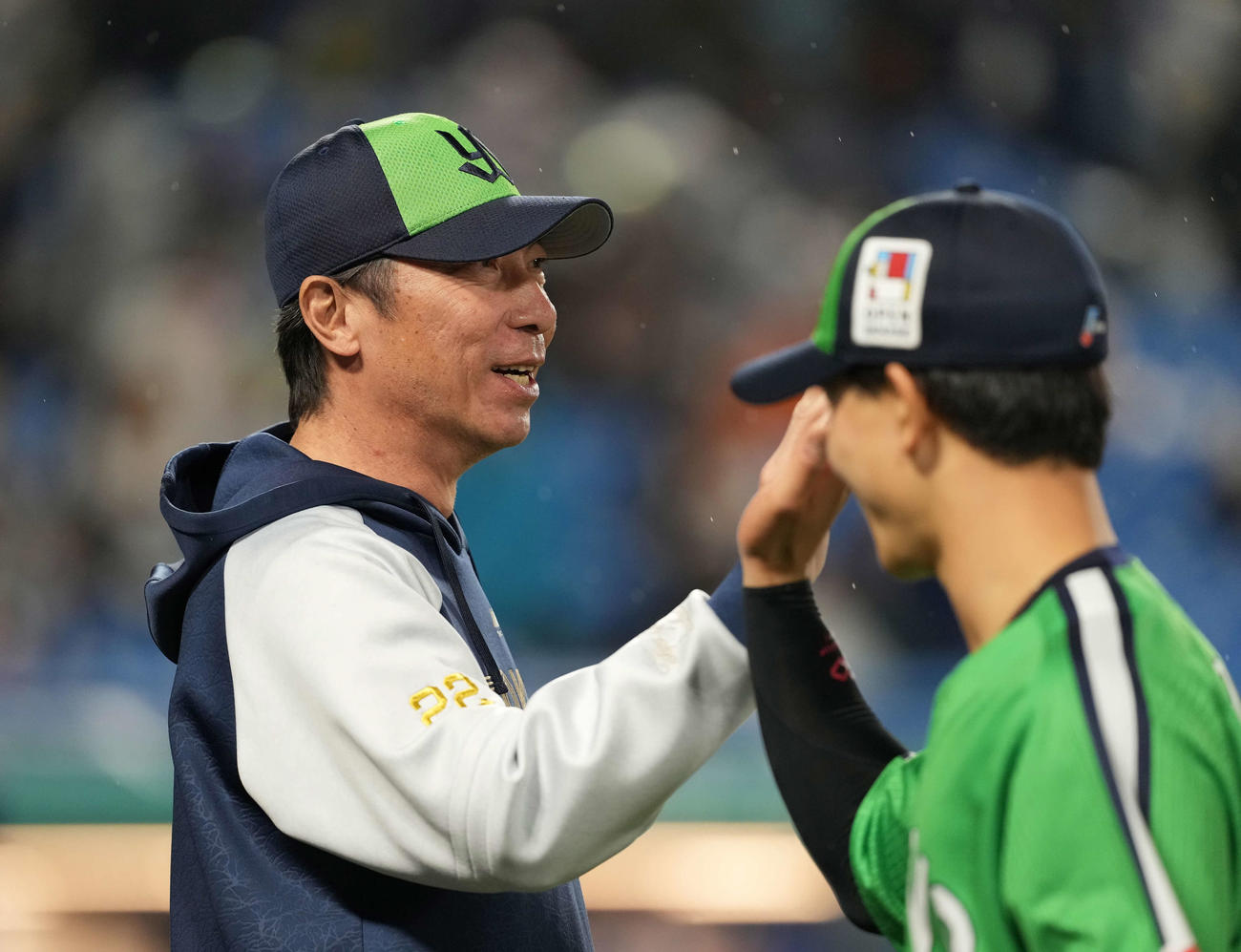 ヤクルト対巨人　勝利のハイタッチをかわすヤクルト高津監督（左）（撮影・井上学)