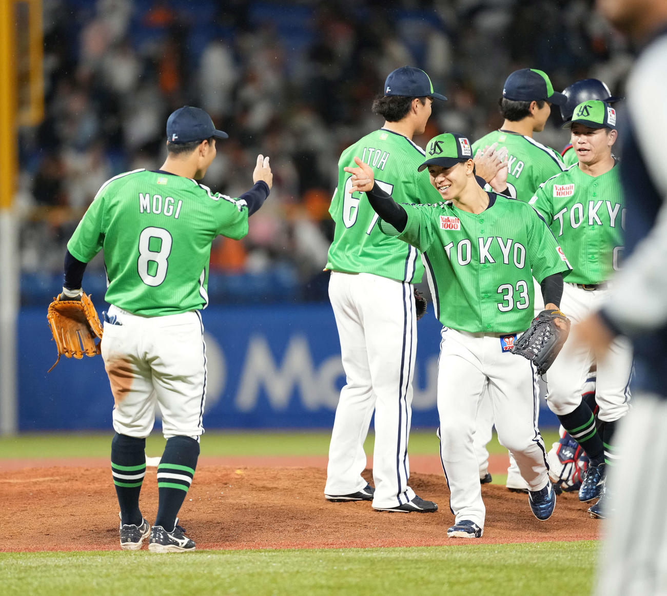 ヤクルト対巨人　勝利のハイタッチをかわす内山（中央）らヤクルト・ナイン（撮影・井上学)