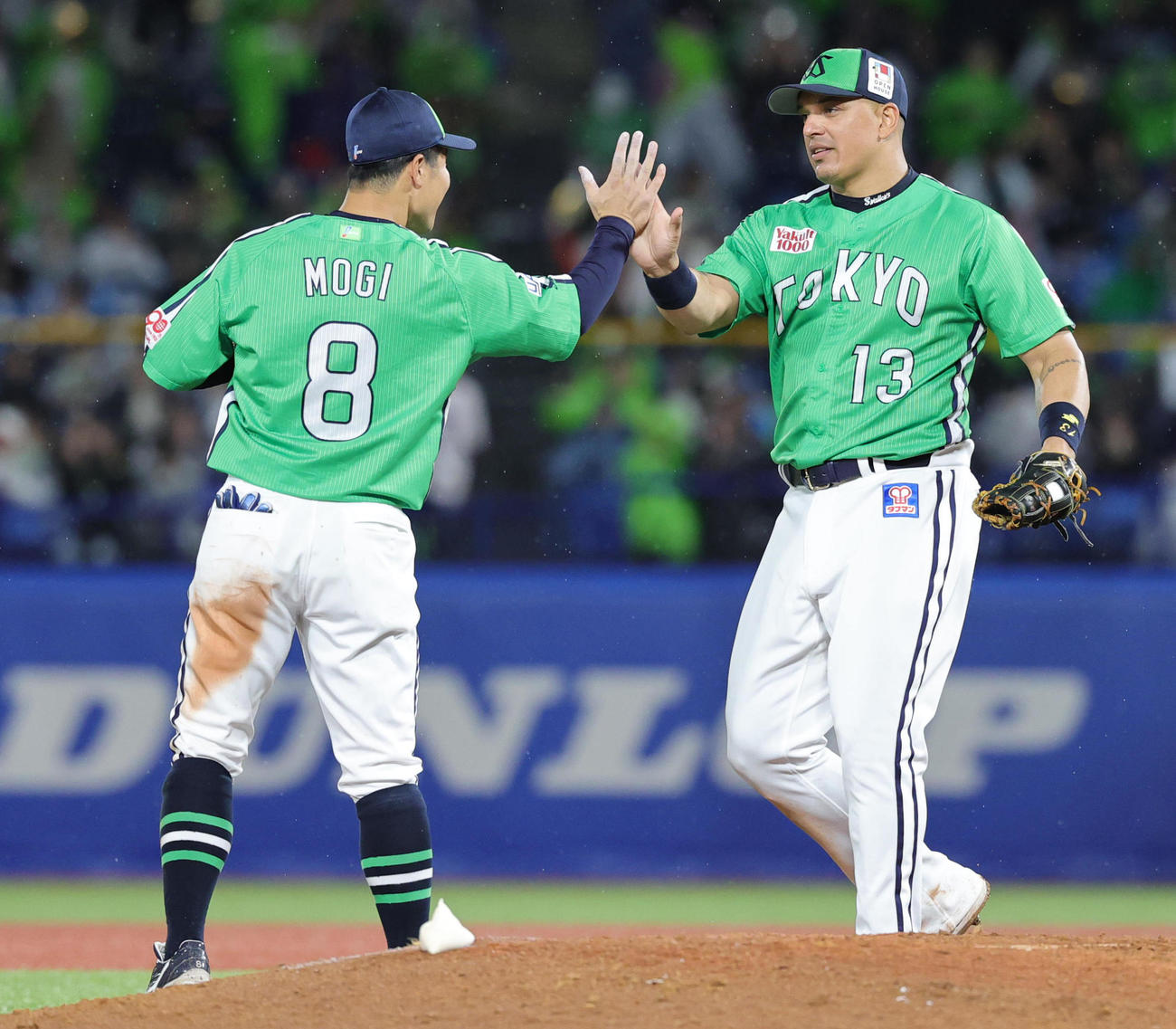 ヤクルト対巨人　勝利を喜びあうヤクルト茂木（左）とオスナ（撮影・野上伸悟）