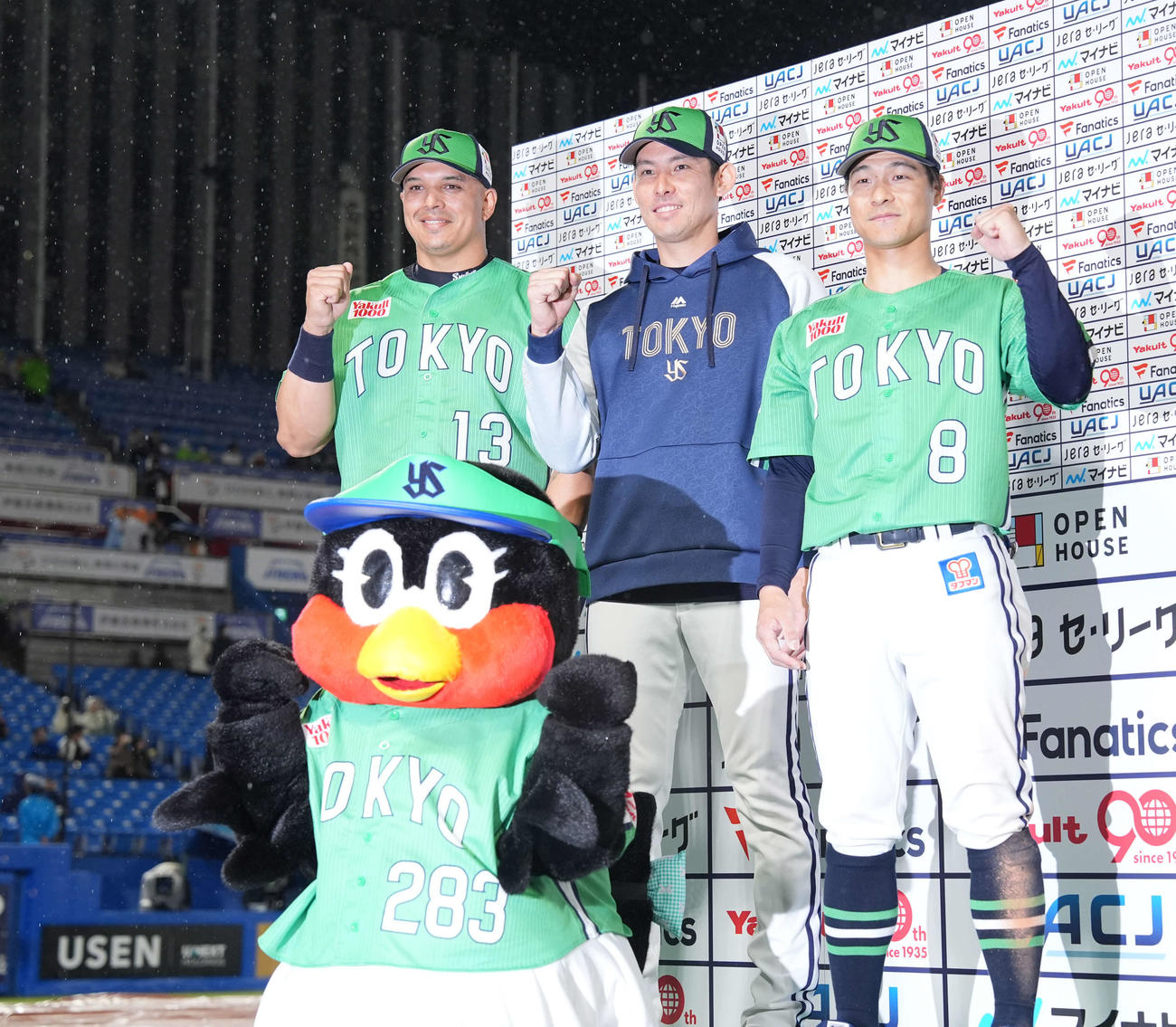 ヤクルト対巨人　笑顔でポーズを決める、左からオスナ、高梨、茂木（撮影・井上学)