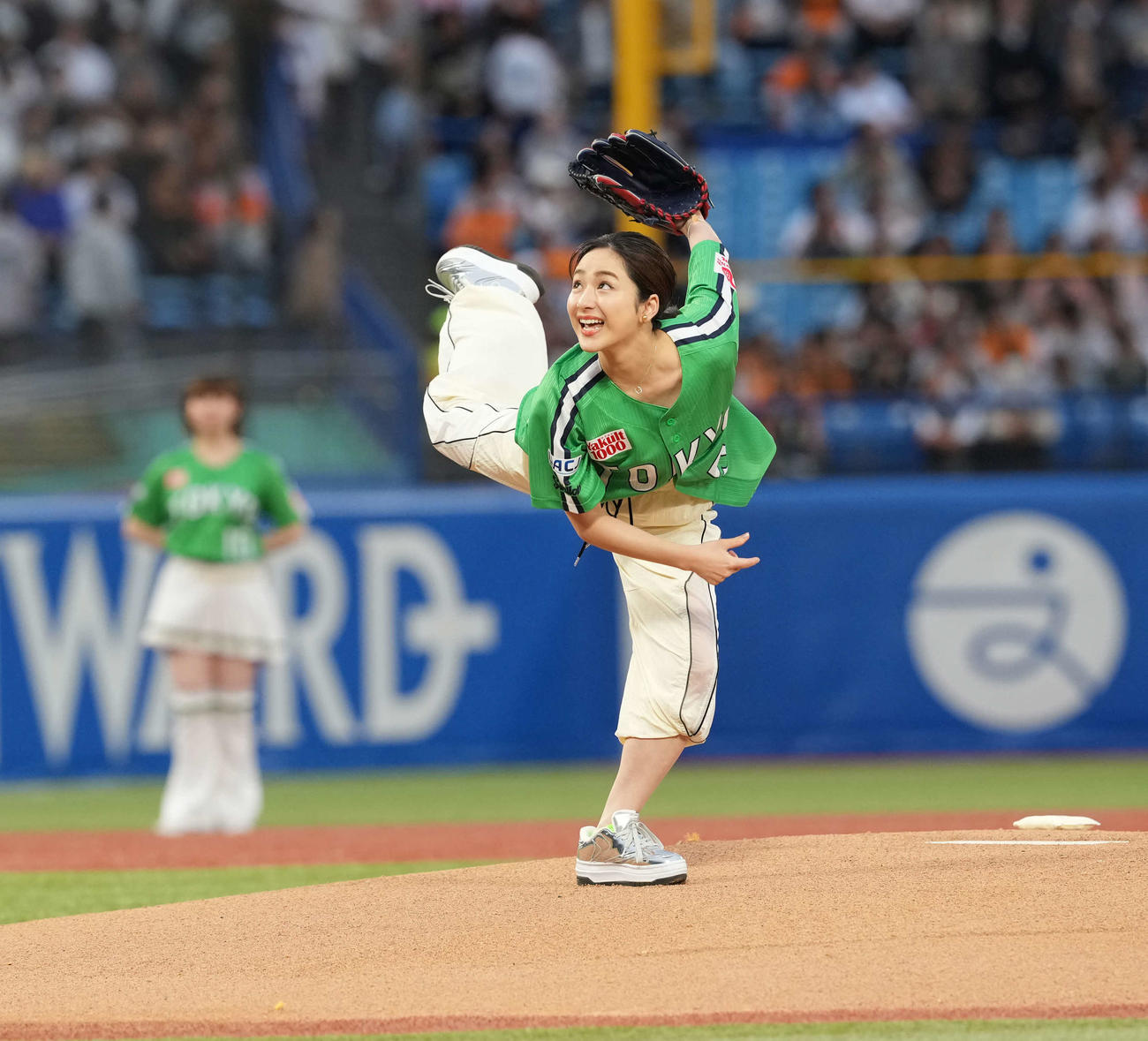ヤクルト対巨人　始球式をする平祐奈（撮影・井上学)