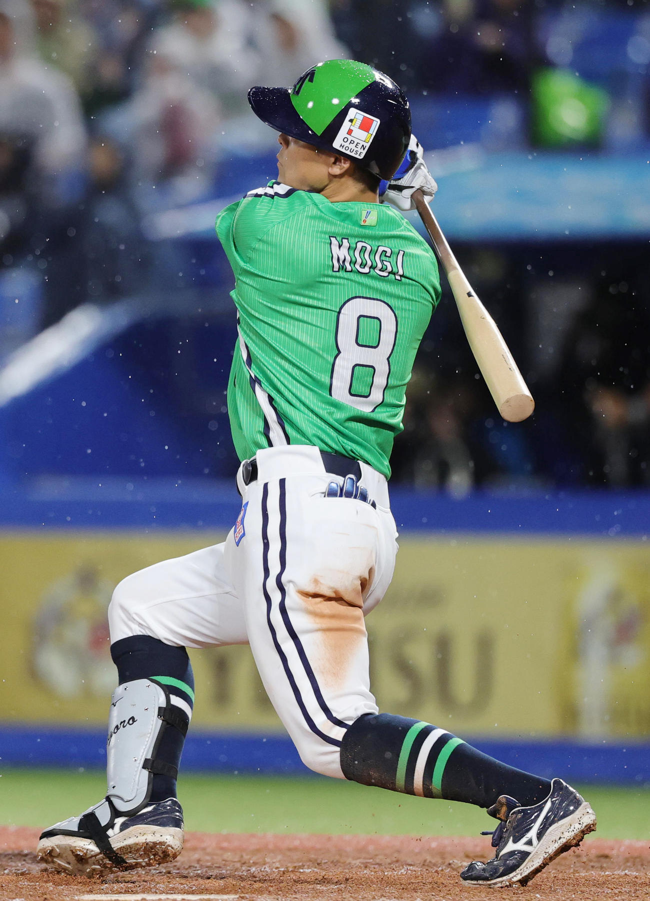 ヤクルト対巨人　8回裏ヤクルト1死、右越え本塁打を放つ茂木（撮影・野上伸悟）