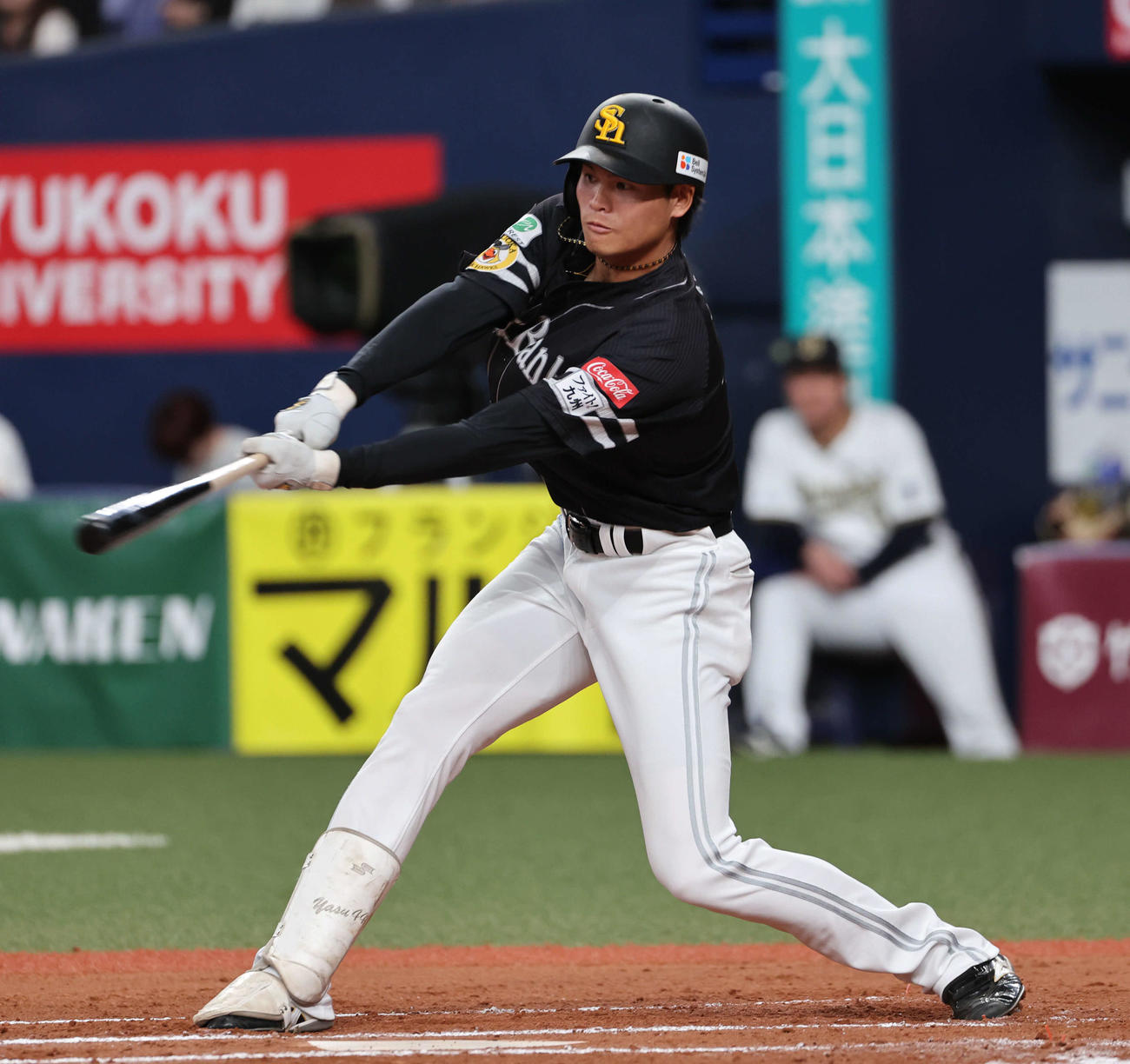 オリックス対ソフトバンク　6回表ソフトバンク1死満塁、笹川は中前適時打を放つ（撮影・西尾就之）