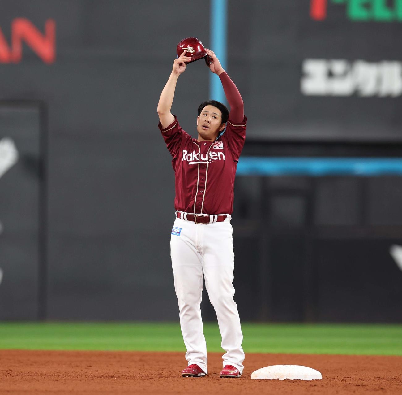 日本ハム対楽天　8回表楽天無死一塁、左翼線に二塁打を放ち塁上で汗を拭く浅村（撮影・黒川智章）