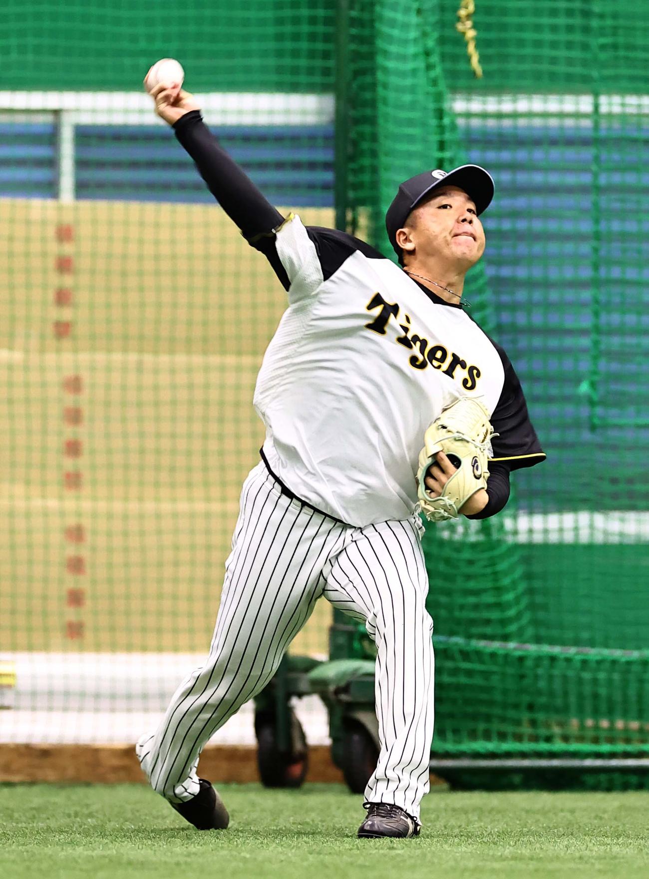 阪神対中日　キャッチボールをする村上（撮影・上田博志）
