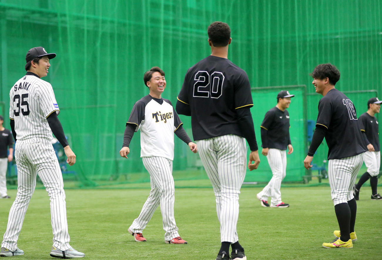 阪神対中日　室内でリラックスした表情を見せる阪神村上（左から2人目）ら、左は才木、右は伊原（撮影・上山淳一）