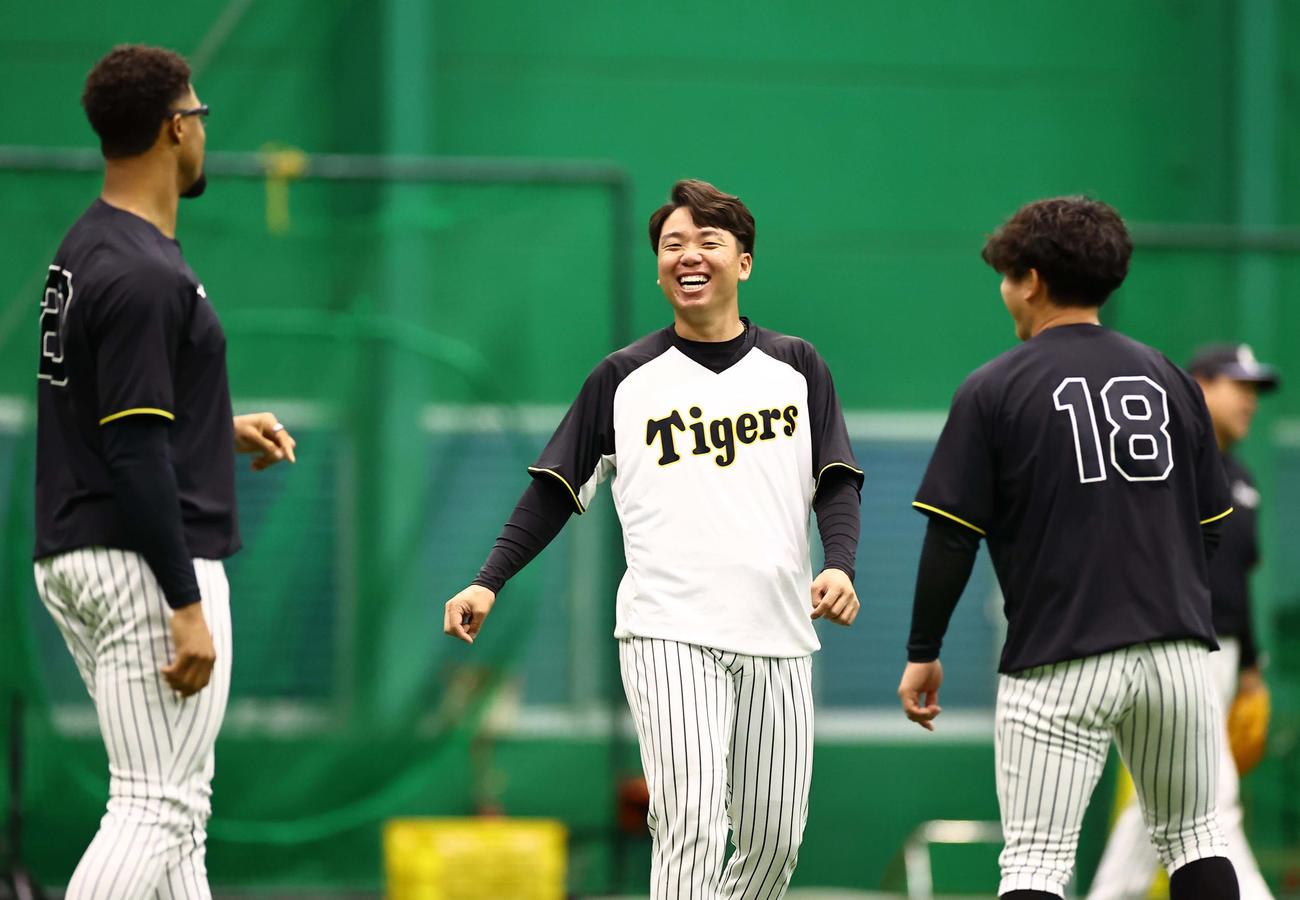 阪神デュプランティエ（左）、伊原（右）と談笑する村上（撮影・上田博志）