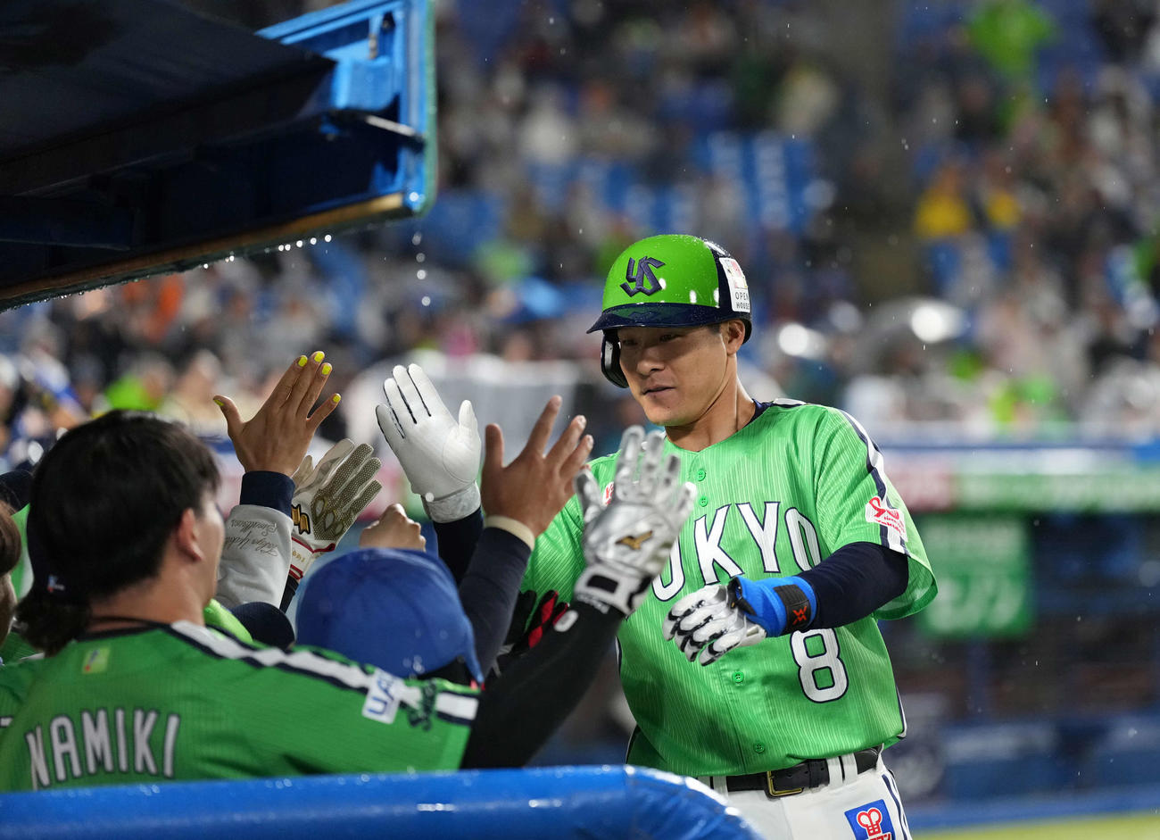 ヤクルト対巨人　8回裏ヤクルト1死、本塁打を放つ茂木（撮影・井上学)