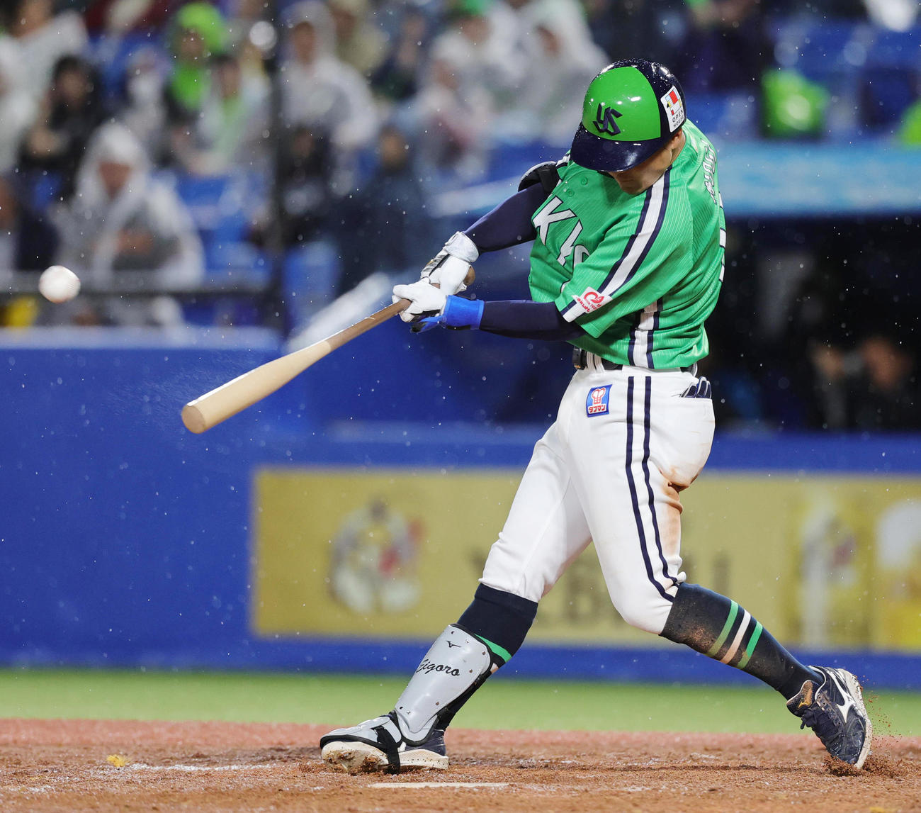 ヤクルト対巨人　8回裏ヤクルト1死、右越え本塁打を放つ茂木（撮影・野上伸悟）