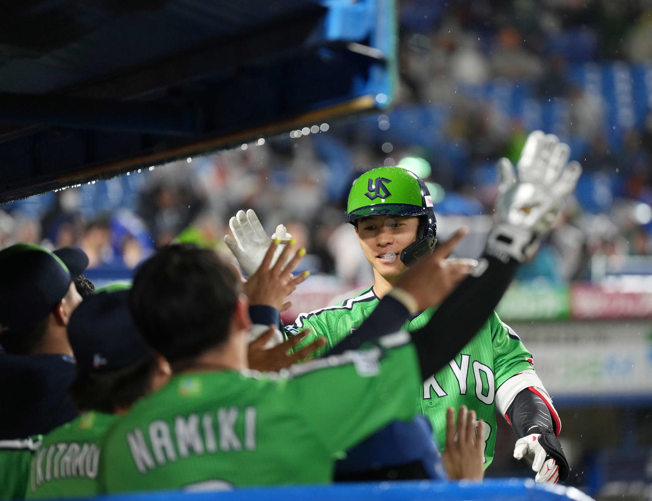 ヤクルト対巨人　8回裏ヤクルト1死、本塁打を放ち出迎えを受ける内山（撮影・井上学)