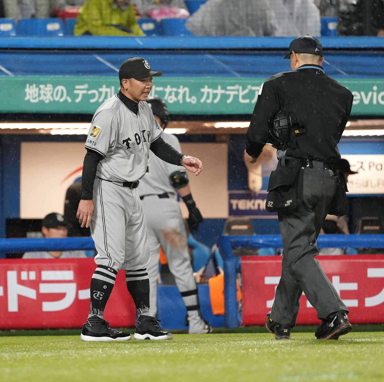 ヤクルト対巨人　7回、選手交代を告げる阿部監督（撮影・井上学)